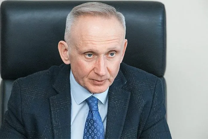 Почему в Новосибирске аренда участков для бизнеса выросла в десятки раз Новый порядок расчета арендной платы за землю в Новосибирске привел к кратному увеличению платежей для бизнеса Так у долгостроя на улице Танковой аренда выросла до 10 3 млн рублей в год у одного из сельхозпредприятий в 79 раз Континент Сибирь изучил судебные прецеденты и побеседовал с представителями разных отраслей чтобы выяснить как предприниматели справляются с новыми вызовами Напомним что в Новосибирской области с начала 2025 года изменился порядок расчета арендной платы за земельные участки государственная собственность на которые не разграничена Как и во всех субъектах Российской Федерации вместо рыночной стоимости в основу легла кадастровая оценка а размер платежа теперь определяется через произведение коэффициентов выведенных отдельно для каждого региона Согласно постановлению правительства Новосибирской области 446 п годовой размер арендной платы рассчитывается исходя из кадастровой стоимости земельного участка Кс коэффициента зависящего от вида разрешенного использования Кз а также корректирующего коэффициента Км который утверждают муниципалитеты в пределах заданных областью Задача региональных властей была понятной сделать расчет прозрачным единообразным и привязанным к официальной кадастровой оценке Однако на практике реализация этой задачи привела к серьезным проблемам которые особенно отчетливо стали проявляться в текущем году и вызвали негодование представителей регионального бизнеса Продолжение по ссылке