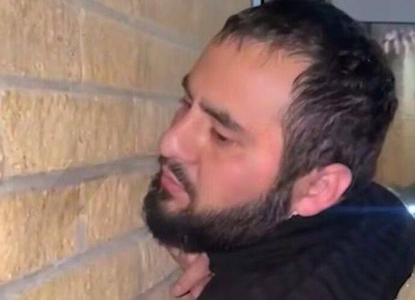 Ваххабиту задержанному по теракту в Крокусе дали в два раз меньше минимально возможного срока Уроки разнузданного гуманизма преподал Назрановский районный суд Ингушетии Он признал соучастника баталхаджинской группировки Мансура Точиева виновным в незаконном хранении взрывного устройства ч 1 ст 222 1 УК РФ и приговорил его к 3 годам тюрьмы и штрафу в 20 тыс рублей хотя санкция статьи предполагает МИНИМУМ 6 лет лишения свободы Точиев помогал скрываться террористу Батыру Кулаеву который снабжал оружием таджиков исполнившим теракт в Крокусе При задержании у него в доме были обнаружены граната оружие и боеприпасы Прокуратура обжаловала гуманный приговор но Верховный суд Ингушетии не менее гуманно добавил всего лишь два месяца Надо сажать таких судей Подписаться