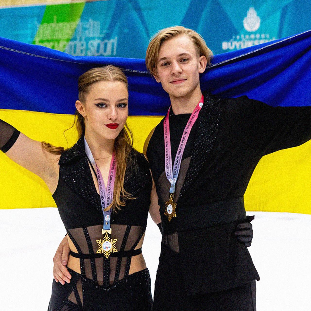 ISU отстранил украинскую судью Алену Лисову на год за угрозы в адрес фигуриста на турнире Budapest Trophy 2024 Неназванный танцор пожаловался что Лисова назвала катание его дуэта ужасным и пригрозила что пара не попадет на чемпионат если не вернется к прежнему тренеру На этом турнире Украину представляли танцоры Пинчук и Погорелов недавно сменившие тренера Лисова на слушаниях отрицала угрозы и утверждала что хотела поддержать спортсмена но ISU признал нарушение этического кодекса Судья сможет вернуться к работе в январе 2026 года с зачетом срока временного отстранения Лучший канал о фигурном