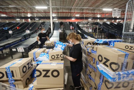 Власти планируют ввести НДС на импортные товары в маркетплейсах Минфин уже прорабатывает новый налог инициативу поддерживает Минпромторг Речь идёт о трансграничной электронной торговле где крупные партии товаров завозятся под видом некоммерческих заказов физлиц и сейчас не облагаются НДС В правительстве считают что эта схема даёт маркетплейсам нечестное преимущество перед российскими производителями и офлайн ритейлом По оценкам бюджет недополучает до 440 млрд рублей в год Введение НДС может сделать такие поставки невыгодными усилить позиции традиционной торговли но приведёт к росту цен для обычных покупателей jkinvest news jkinvest