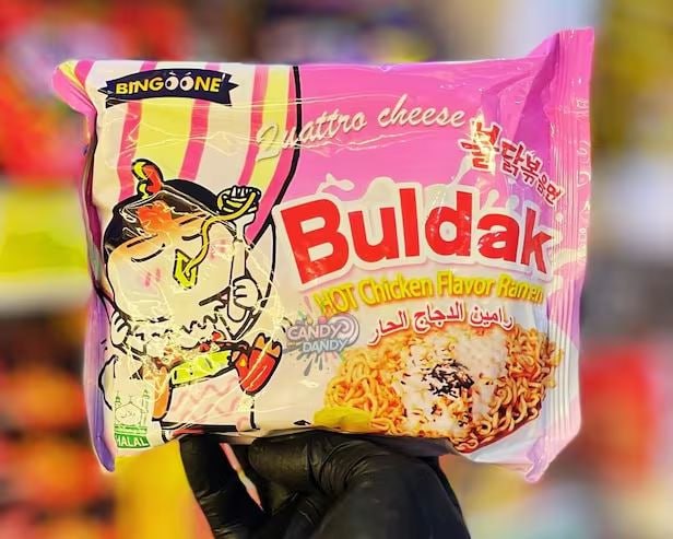 Корейская острая лапша Buldak Ramen стала настолько популярной, что её начали массово подделывать — фейки заполонили маркетплейсы России.  Упаковка почти 1 в 1, но вместо Samyang — непонятный бренд BINGOONE. Внутри мутный состав, возможные проблемы с качеством и странные сертификаты  На маркетплейсах уже засветился Bul Ramyun, который выглядит как Buldak, но на деле это не он. Корейцы предупреждают: контрафакт может быть опасен — неизвестно, из чего он сделан и кто его вообще выпускает.  Будьте внимательнее при покупке лапши.