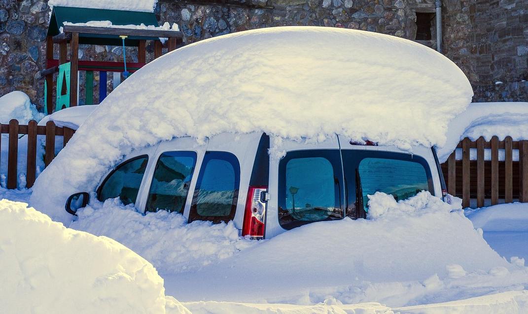 МЧС России опубликовало инструкцию по откапыванию автомобиля из под снега Актуальную для красноярцев инструкцию опубликовало МЧС Как правильно освободить автомобиль из снежного плена В первую очередь нужно очистить выхлопную трубу Это вопрос жизни Далее пространство перед ведущими колесами по траектории движения а не вокруг Сами колеса освободите по бокам и снизу После этого необходимо откопать низ бампера днище очистить от снега лобовое стекло зеркала и в самом конце крышу Если всё это не помогло не отчаивайтесь действуйте по следующему алгоритму Проверьте что ведущие колеса могут свободно вращаться Далее откопайте карман перед колесами в 30 50 см подложить под них что то что обеспечит сцепление коврики песок ветки картон Выезжать нужно с помощью раскачки без резких движений не давить газ в пол Если не получается зовите подмогу чтобы помогли вытолкнуть или вытянуть Newslab в ТГ МАХ ОК ВК Дзен Буст