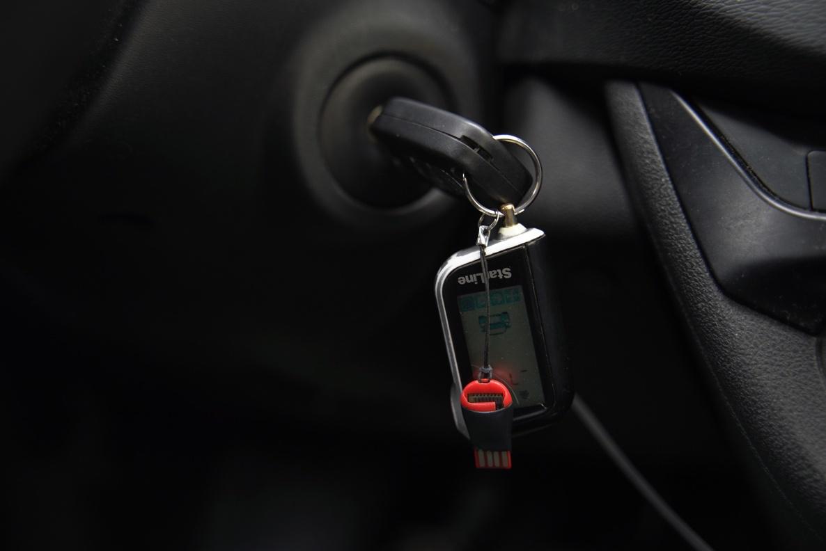 2 августа на автозаправочных станциях Кирова вновь поднялись цены на топливо.  Стоимость литра бензина АИ-95 увеличилась на 25 копеек и теперь составляет 63 рубля 8 копеек. За последний месяц это уже четвертый случай подорожания. С начала года рост цен на данный вид топлива превысил 2,5 рубля.   Фото: Свойкировский