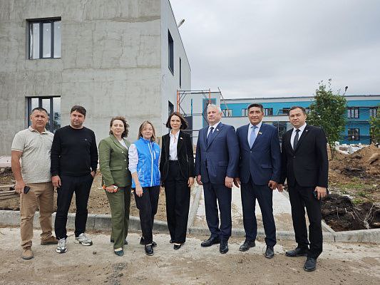 «Единая Россия» провела мониторинг капремонта молодежного центра в Татарстане  В Набережных Челнах депутат Госдумы Альфия Когогина в рамках партийного десанта ознакомилась с ходом капитального ремонта молодежного центра «Орион».   «В рамках модернизации здесь планируется открытие новых функциональных пространств для киберспорта, хореографии, фитнеса. Также будет создан проектный офис для поддержки молодежных инициатив и подготовки заявок на грантовое финансирование и запущена программа обучения подростков управлению беспилотными летательными аппаратами», – сообщила парламентарий. На капитальный ремонт и оснащение молодежного центра, по ее словам, направлены более 160 млн рублей. Выполнены работы по усилению проемов, замене окон, устройству внутренних инженерных сетей  водоснабжение, канализация, отопление, вентиляция, электроснабжение , идет отделка и благоустройство территории. Готовность составляет порядка 70 процентов.  В народную программу «Единой России», как отметила Когогина, вошли объекты, которые жители городов и сел посещают каждый день - парки и скверы, школы и детские сады, поликлиники и ФАПы, дворцы спорта и культуры, и вместе с партийцами ведется постоянный контроль за реализацией этой программы.