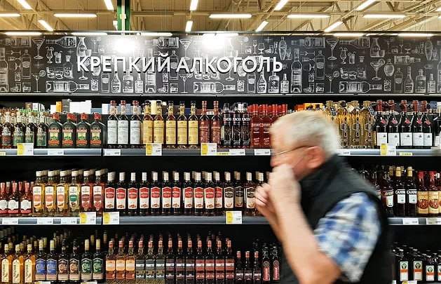 Продажи водки в Северной Осетии выросли на 16 44 Это самый высокий показатель в стране по итогам января августа 2025 года В целом из за роста акцизов и минимальной розничной цены продажи водки и коньяка в России сократились почти на 4 и 10 соответственно В регионах где в этом году ввели дополнительные ограничения на дистрибуцию спиртного падение более выраженное Так в Вологодской области где с весны действуют жесткие ограничения на розничную продажу алкоголя спрос на водку упал на 13 на коньяк на 20 Часть продаж могла перейти в теневой сегмент Основной причиной падения продаж крепкого алкоголя в текущем году стало повышение минимальных розничных цен МРЦ и акциза на спирт Как ранее прогнозировали на рынке снижение спроса на такие напитки приведет к падению розлива высокоградусного алкоголя по итогам 2025 года примерно на 6 7 В то же время самый выраженный рост продаж водки наблюдается в Северной Осетии на 16 44 КЧР на 14 06 и Ингушетии на 10 6 А Коряков Коммерсантъ