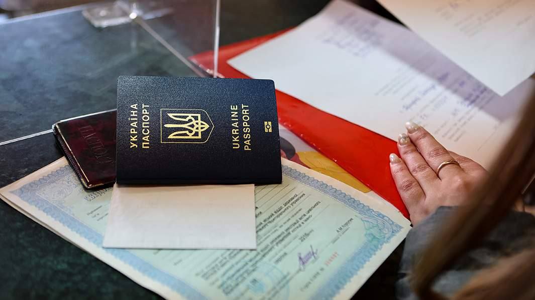 Польские власти ужесточают проверки украинских беженцев В Польше решили изменить порядок выдачи разрешений на социальные выплаты для граждан Украины Теперь их будут проверять каждый месяц на предмет трудоустройства а в случае потери работы лишать пособий Обычно разрешение на пособия в стране продлевают раз в год но для украинских беженцев введут особый режим контроля сообщили в МВД НАШИ РЕСУРСЫ Telegram YouTube RUTUBE