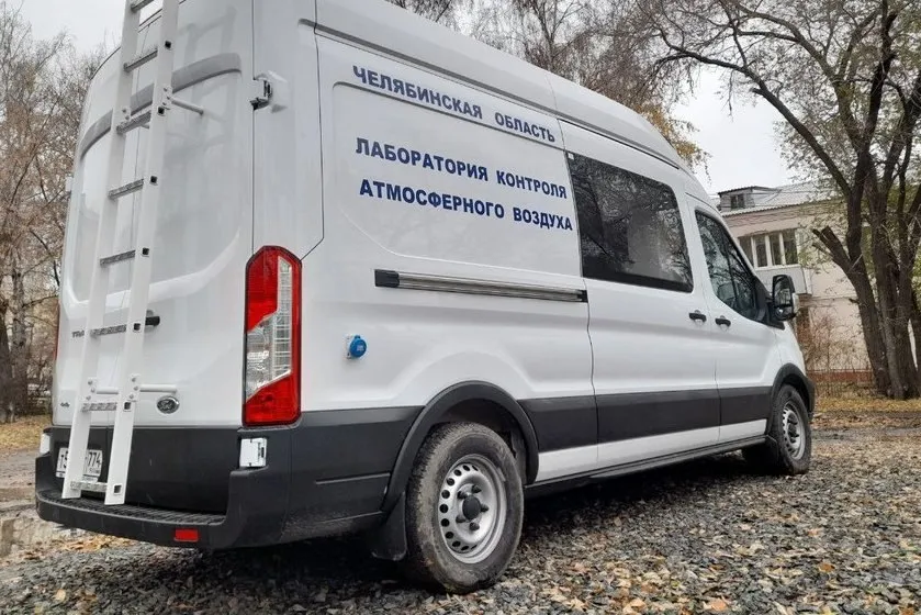 В Челябинске произошла утечка аммиака на хладокомбинате Аварию заметили сами сотрудники предприятия и оперативно ее устранили Однако газ успел попасть в воздух неприятный запах почувствовали горожане на пересечении проспекта Ленина и 3 Интернационала В данный момент утечка газа полностью остановлена Пострадавших нет сообщили в Министерстве экологии Челябинской области На место прибыли сотрудники МЧС и специалисты Минэкологии с передвижной лабораторией для взятия проб воздуха