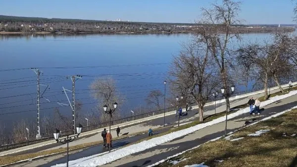 Значительное потепление в Пермском крае ожидается лишь в понедельник С 23 по 28 апреля температура воздуха в Пермском крае прогнозируется чуть ниже нормы В этот период будут преобладать южные и юго западные ветра Осадки вернутся в субботу 25 апреля Прогнозом поделились в ГИС центре ПГНИУ Сегодня ожидается ещё один холодный день На большей части Прикамья возможно прояснение Днём 4 9 С в Перми 5 7 С На юго востоке может пройти небольшой мокрый снег В ночь на пятницу температурный фон составит 0 5 С по краю и до 3 С в Перми Днем существенно потеплеет при южном ветре и переменной облачности до 7 12 С в Перми около 10 С осадки маловероятны В субботу прогнозируется вторжение умеренно холодного и влажного воздуха с юго запада с порывами до 15 20 м с на юге края ливневые осадки в виде дождя и снежной крупы Ночью 0 5 С а днем 5 10 С За день может выпасть 5 10 мм осадков Снег выпавший на востоке и в центре края начнёт активно таять В воскресенье сохранится умеренно прохладная погода с ливневым дождём и снежной крупой Ночью может сформироваться снежный покров Температура воздуха ночью 1 4 С и днем 4 9 С В понедельник ожидается более значительное потепление до 12 17 С днем Подписаться в Max rbc perm
