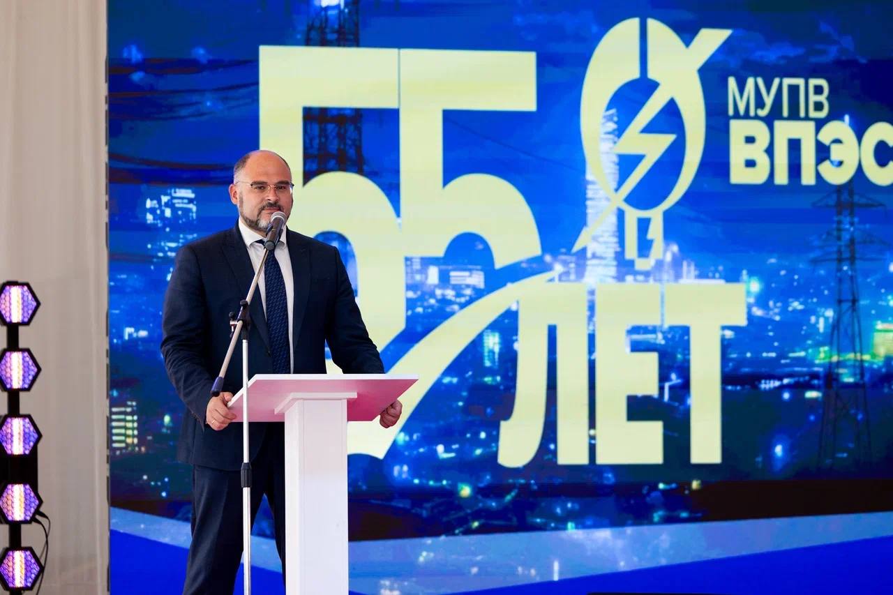 На торжественном мероприятии, посвященном 55-летию ВПЭС, наградил энергетиков Владивостока за заслуги в работе. С момента создания структура прошла значительный путь развития и модернизации, от традиционных методов электроснабжения до внедрения современных технологий. Несколько лет назад мы решились на важный шаг – показали и рассказали всему городу, в каком состоянии у нас тепловые сети. Не побоялись озвучить цифры износа, который составляет 90%. И начали планомерную работу по замене и модернизации. Сегодня все мы понимаем, будущее Владивостока не возможно без этих работ. И нам со специалистами предприятия нужно сосредоточиться на модернизации процессов, на обучении и воспитании кадров, на привлечении новых грамотных специалистов и, конечно же, масштабных ремонтах. В этом году ВПЭС планирует масштабную реконструкцию кабельных линий, в рамках которой будет заменено более 4,5 км электросетей. Уже заложена инвестиционная программа, которая поможет улучшить качество предоставляемых услуг. Также специалисты ВПЭС обновят и заменят около 1200 светодиодных светильников на городских улицах и смонтируют порядка 250 новых опор уличного освещения. Запланирована масштабная замена теплосетей. Всего всеми ресурсоснабжающими организациями будет заменено свыше 22 км тепловых сетей. Из них 12 заменит ВПЭС. #ВПЭС55