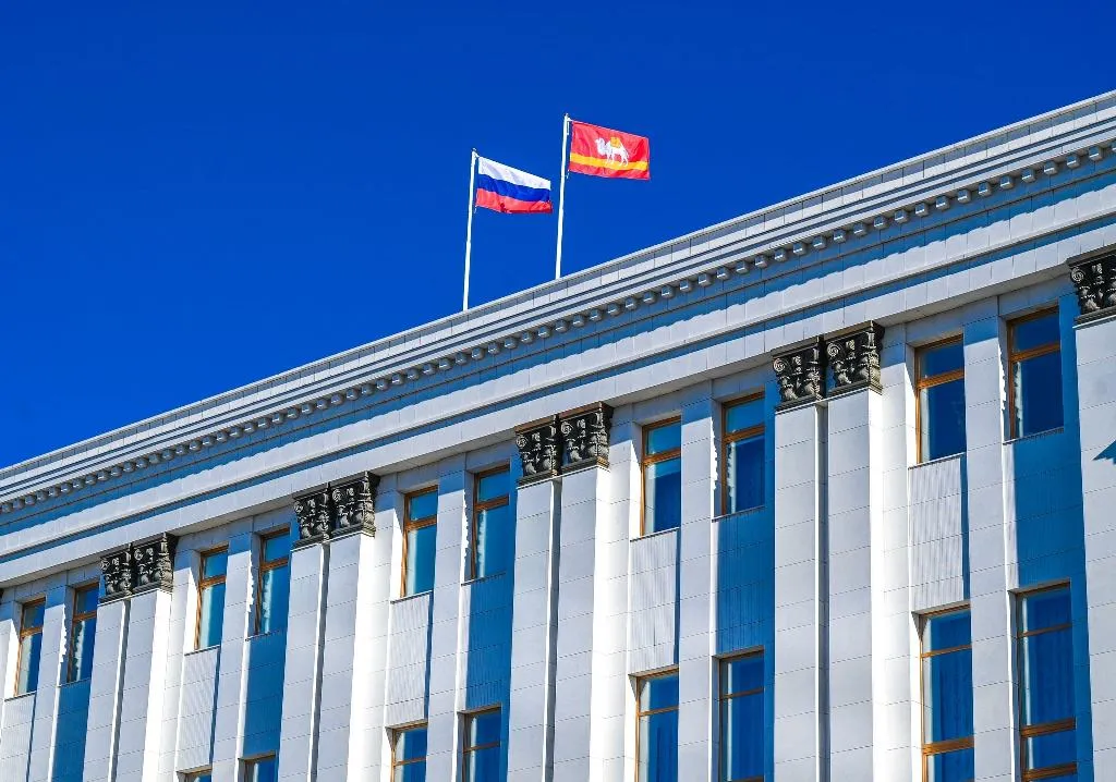 Ветеран СВО стал первым замминистра экономического развития Челябинской области Губернатор Алексей Текслер назначил на пост первого заместителя министра экономического развития Андрея Мурзина который на спецоперации выполнял боевые задачи в составе спецназа Ахмат Соответствующее распоряжение за подписью главы региона опубликовано на портале правовой информации Андрею Мурзину 32 года На спецоперацию он ушел в июне 2025 го добровольцем Под позывным Мурз он выполнял боевые задачи в составе отряда спецназа Ахмат в Волчанске и в Харьковской области Также подразделение Андрея Мурзина долгое время удерживало оборону не давая ВСУ продвинуться в сторону Курска В боях получил ранение После госпиталя вернулся в Челябинск После реабилитации успешно прошел отбор в областную образовательную программу Герои Южного Урала Известно что Андрей Мурзин младший сын бывшего главы регионального минэкономразвития Елены Мурзиной Eoblast в Телеграм в МАХ