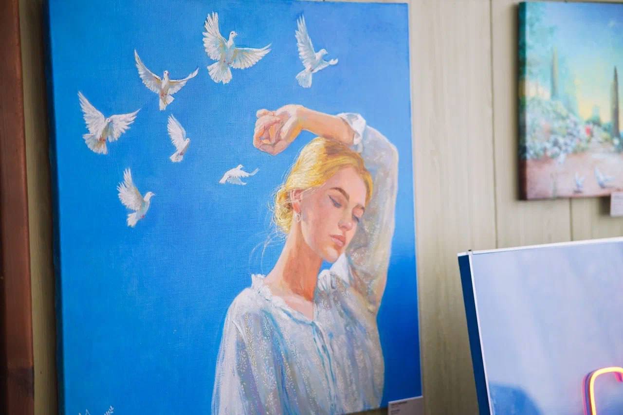 В Скадовске открылась передвижная выставка Искусство и мир Великая Победа Жизни АНО Евразия движение Победа 9 45 медиапроект АртПатруль и галерея Omelchenko представили более 150 произведений художников из 15 стран Работы объединяют темы Хроники Великой Победы Мир без войны и Народный шедевр из 900 заявок конкурса Экспозицию уже увидели в ДНР ЛНР и Запорожье теперь она работает в Доме культуры Скадовска Организаторы планируют представить выставку за границей чтобы донести идеи мира и памяти до международной аудитории