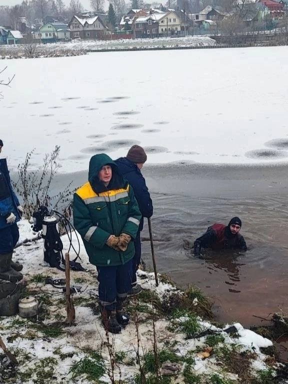 “Уважаемые жители! Доводим до Вашего сведения, что сотрудники МУП «Водоканал» устранили аварию в районе Банного пруда в Сергиевом Посаде, прибегнув к силам водолазов. В 2016 году за счёт благоустройства береговой линии, водопроводная линия попала на дно, где и произошла авария. Данное мероприятие способствовало восстановлению водоснабжения в районе Клементьевского поселка, водопроводные сети работают в штатном режиме”, - сообщает МУП «Водоканал».