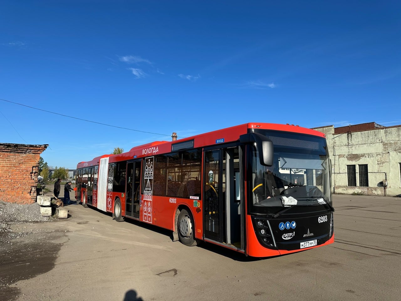 С 1 февраля в Вологде отменят два автобусных маршрута Прекратят работу автобусы 13 Проспект Победы Петровское и 41 Екимцево ВПЗ Как рассказали в администрации это связано с низким спросом Также изменят расписание некоторых автобусов на маршрут 16 поставят дополнительный автобус чтобы сократить интервал движения а на маршрутах 17 Лоста 6 й мкр н и 24 ГРС Лоста наоборот сократят количество автобусов Также из за низкого спроса Подпишись на MAX чтобы быть на связи
