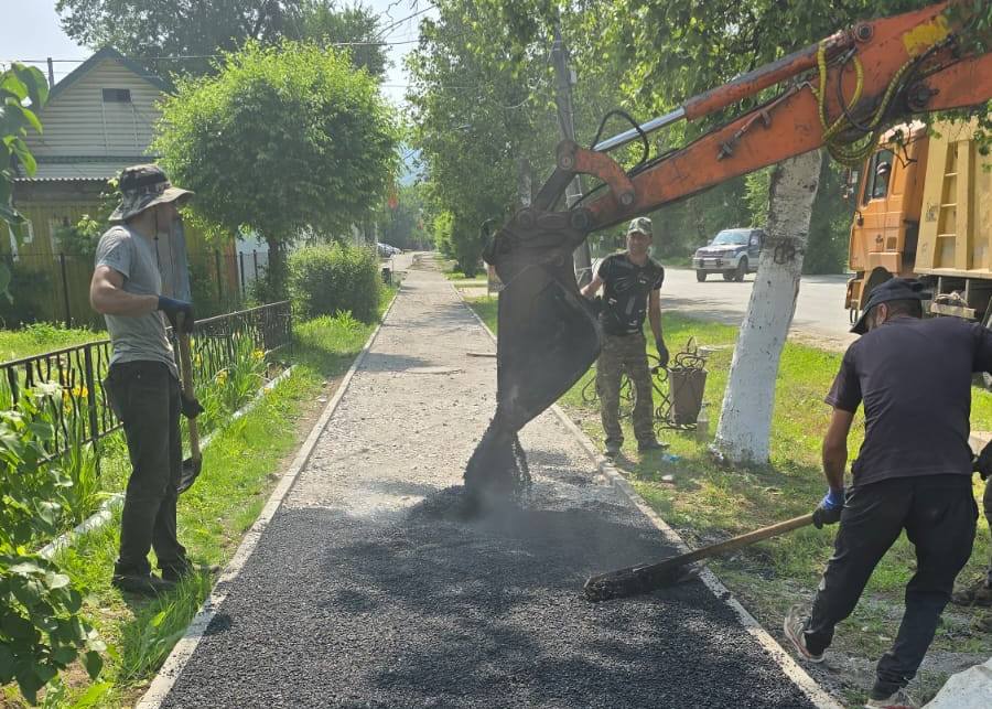  Реконструкция приморских парков и скверов в самом разгаре Во всех округах края активно преображаются общественные пространства — на объектах укладывают брусчатку, асфальтируют дорожки, озеленяют территории и прокладывают коммуникации. Уже этой осенью жители оценят обновлённые места отдыха. Работы ведутся на 34 объектах, выбранных приморцами в прошлом году в рамках нацпроекта «Инфраструктура для жизни». Где-то, как в Дмитриевке и Хороле, новые скверы уже открыты для прогулок. В 2026 году в крае появятся ещё 25 обновлённых территорий — их выбрали на недавнем голосовании, участие в котором приняли более 240 тысяч человек. Всего за последние 5 лет в Приморье благоустроили уже более 800 общественных пространств, и с каждым годом эта цифра стабильно растет.
