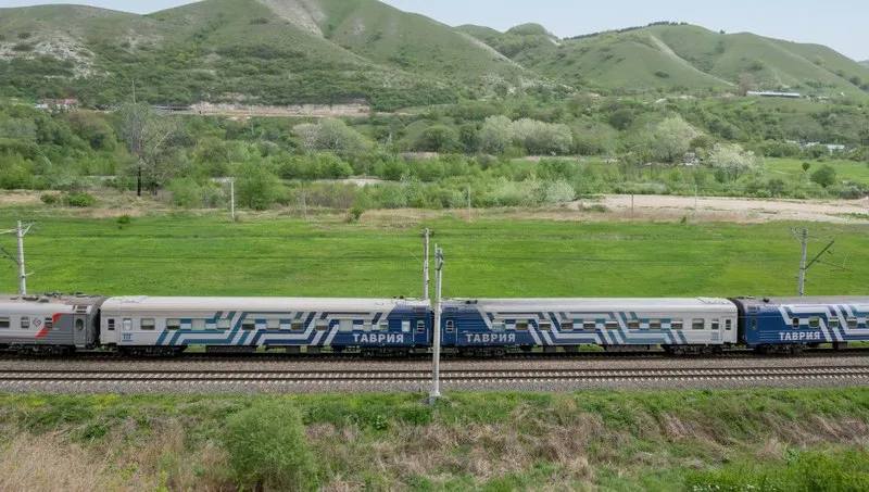 С 30 марта из Минеральных Вод запускают новый прямой поезд до Симферополя Состав 25 26 будет отправляться в 15 20 и прибывать в крымскую столицу на следующее утро Обратный рейс выйдет из Симферополя в 20 30 Маршрут пройдёт через Краснодар Керчь и другие города Крыма Для пассажиров из Ставропольского края это удобная альтернатива особенно с учётом транспортной доступности курортов КМВ С конца апреля к поезду планируют добавить беспересадочные вагоны до Владикавказа Новости Кмв Экспресс Заказать рекламу