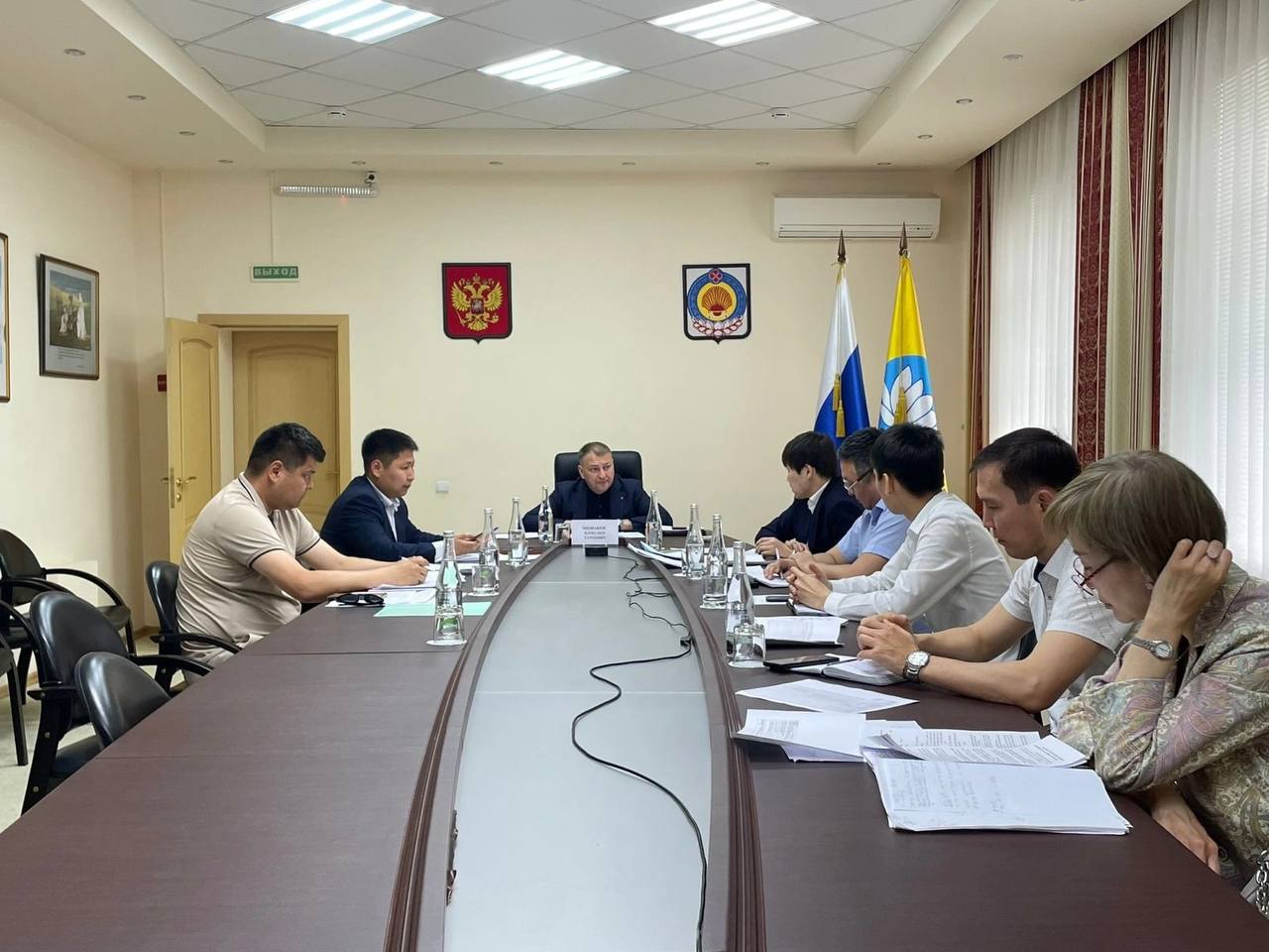 Калмыкия усиливает контроль в сфере обращения с ТКО В республике активизировали работу по улучшению системы обращения с твердыми коммунальными отходами. Как сообщил зампред правительства РК Александр Мишаков, на очередном совещании обсуждены ключевые задачи и текущее состояние отрасли. Одной из главных задач остается заключение договоров с региональным оператором ООО «СпецАТХ». За апрель и май выявили 274 компании и ИП без договоров, из них 54 уже оформили их, с остальными продолжают работать. В каждом районе и в Элисте создали рабочие группы с участием прокуратуры для контроля соблюдения закона. В третьем квартале 2025 года планируется закупка четырех единиц техники — двух мультилифтов и двух прицепов. Также идет подготовка к созданию нового современного объекта для переработки мусора. «Продолжаем последовательно работать над улучшением системы обращения с отходами, опираясь на эффективное взаимодействие всех уровней власти, бизнеса и общества. Только совместными усилиями мы сможем обеспечить чистую и безопасную среду для жизни в республике», — подчеркнул Александр Мишаков.