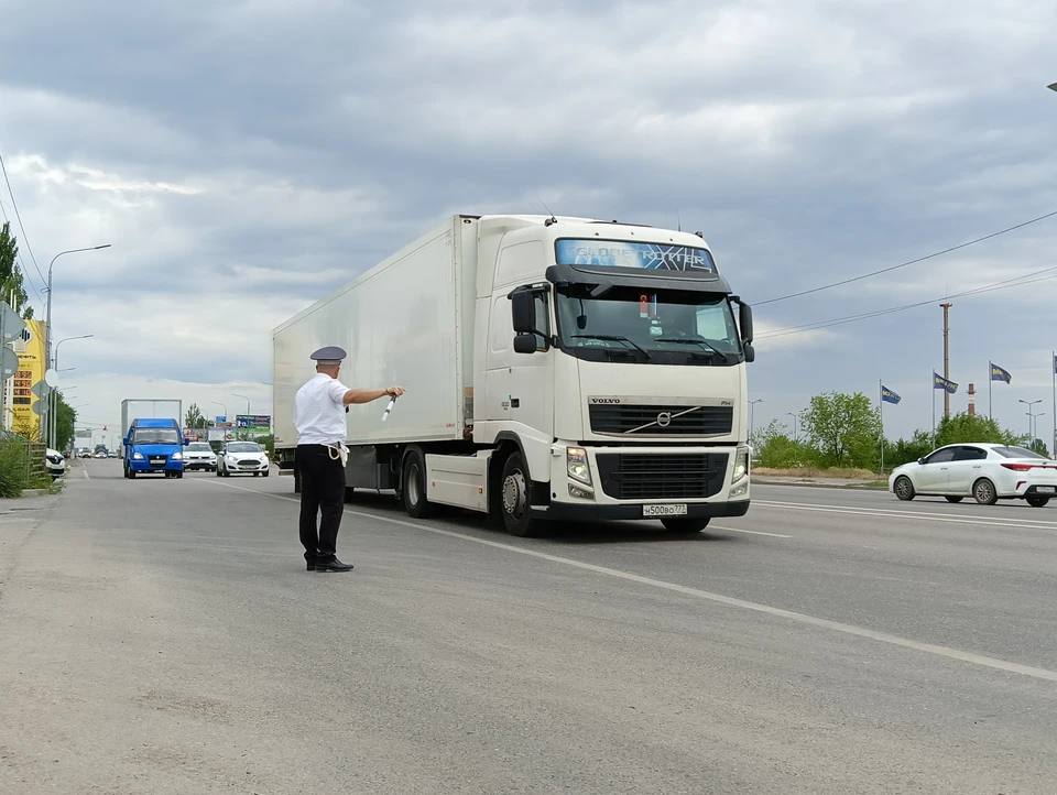 В Волгограде ограничили движение фур С 20 мая по 31 августа грузовикам тяжелее 12 тонн запрещено ездить с 10:00 до 22:00. Почему это важно? Летом асфальт плавится под тяжестью фур – появляются колеи и трещины. Без грузовиков дороги станут безопаснее, а воздух – чище. Для водителей: Можно ездить с 22:00 до 10:00. ‼ Нарушителям – штрафы. Меньше пробок, меньше смога! События по-волгоградски #по_волгоградски
