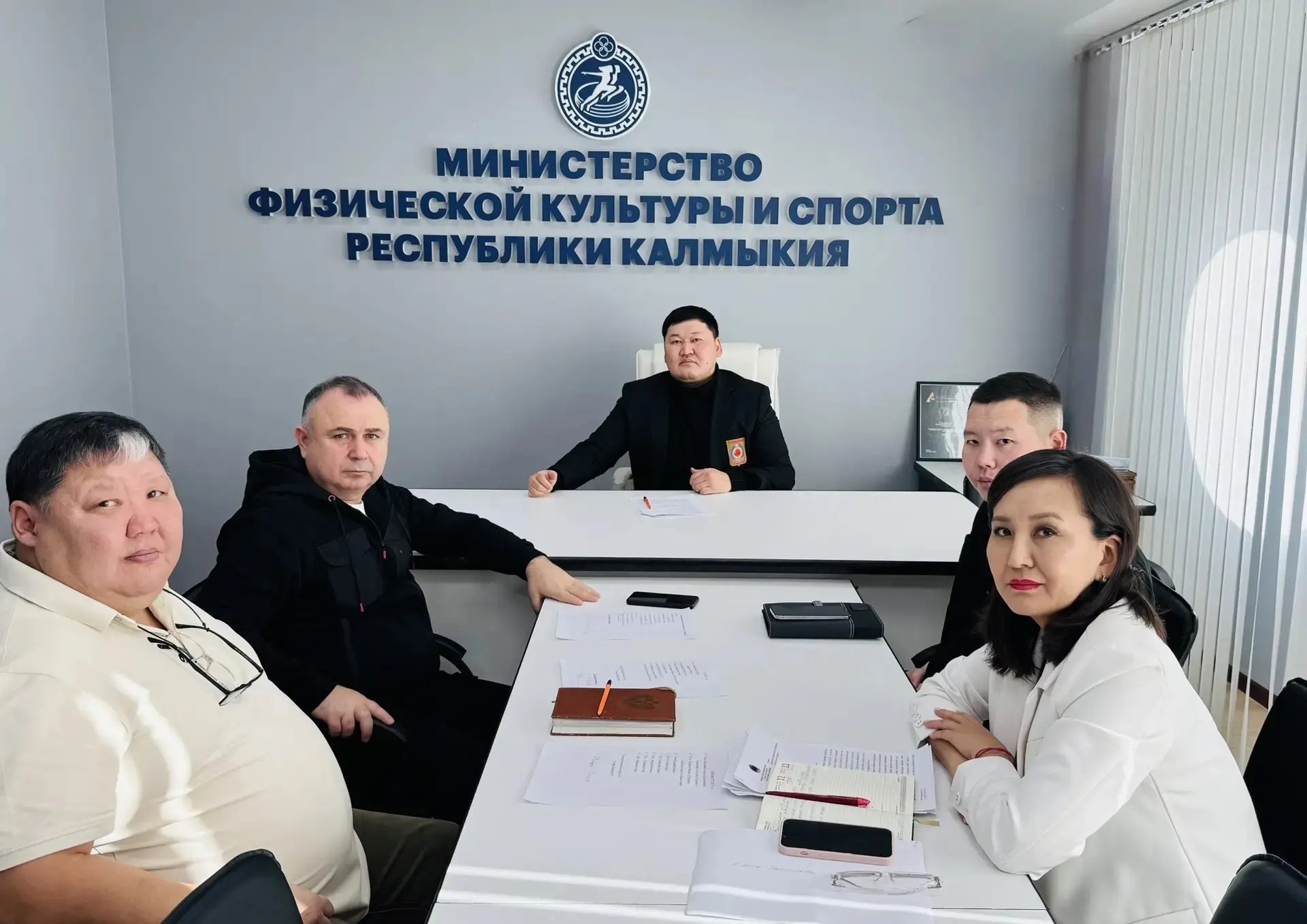 Министр физической культуры и спорта Республики Калмыкия Константин Батыров провел рабочую встречу с председателем правления Федерации бокса Республики Калмыкия Мутали Сусаровым На встрече присутствовали советник министра физической культуры и спорта Республики Калмыкия Шорва Гиндеев начальник отдела физической культуры и массового спорта Цаган Ванькаева директор РСШОР по боксу им Балзанова Ц С Хонгор Брюгидиков Весной Элиста станет центром спортивного притяжения столица Калмыкии примет Первенство ЮФО по боксу среди юношей и девушек 13 14 лет Также на встрече была обсуждена готовность боксеров в возрастных категориях 15 16 и 17 18 лет к Первенству ЮФО которое пройдет весной в Ростове на Дону и Волгограде На 2026 год намечен насыщенный график соревнований кульминацией которого станет традиционный международный турнир Кубок Лотоса Развитие бокса остается одним из приоритетных направлений спортивной повестки республики Присоединяйтесь к нам в МАХ