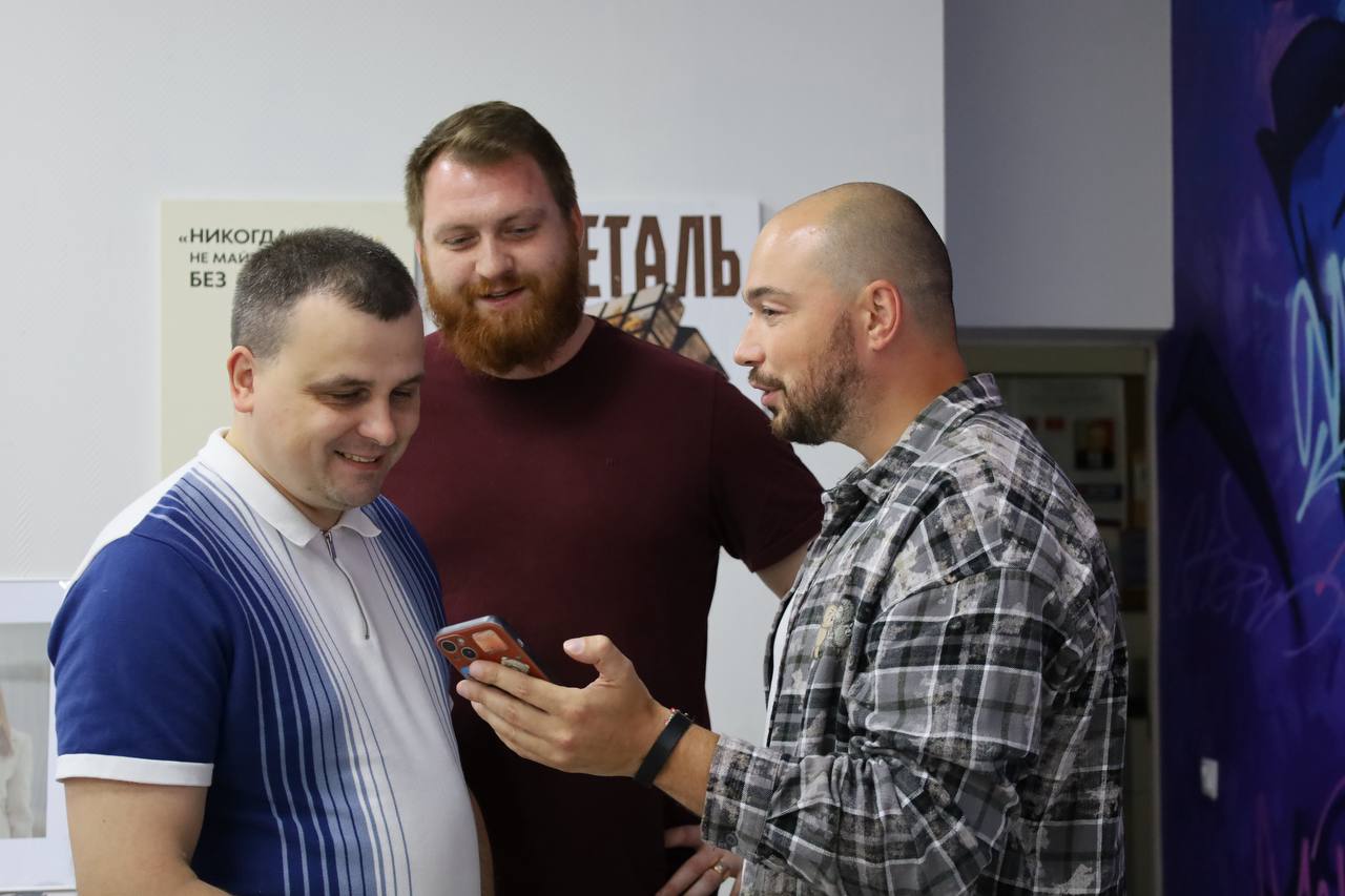 Ни дня впустую    В центре «КОНТАКТ» представители Министерства молодежной политики ДНР обменялись с коллегами опытом по созданию и тиражированию современного антитеррористического и профилактического медиаконтента.    Но на этом программа дня не окончена: позже они смогли принять участие в «рейде» по общению с асоциальной молодежью. Посетили заброшенные здания в городе Санкт-Петербурге, где собираются такие ребята, а также места массового скопления молодежи.