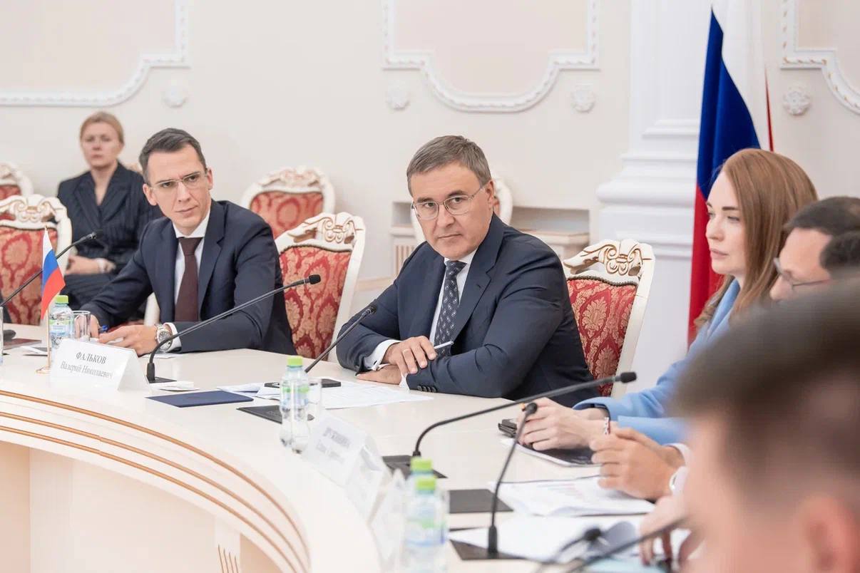 Госкорпорация Ростех и ведущие вузы прорабатывают проекты по созданию научно производственных объединений На совещании в Минобрнауки России под председательством Министра Валерия Фалькова заслушали потенциальных участников пилотного проекта по созданию НПО Напомню что основная задача таких объединений обеспечить полный цикл работ от исследований до выпуска малых серий продукции На этом этапе проработки модели создания и функционирования НПО особенно важно зафиксировать нормативную рамку В том числе договориться о юридической форме таких объединений принципах оценки прав на результаты интеллектуальной деятельности порядке выплаты роялти В первую очередь Корпорации интересны вузы чьи управленческие и организационные модели соответствуют подходам которые реализуют промышленные предприятия Среди потенциальных направлений можно выделить МГТУ имени Н Э Баумана и ПАО КАМАЗ Среди направлений сотрудничества совершенствование технологии разработки и производства шарнирно сочлененных шасси для транспортных средств КНИТУ имени А Н Туполева КАИ предлагает вместе с партнером создание производства мультисенсорных и мультисредных беспилотных систем и компонентов для них Также свои проекты для НПО вместе с организациями Корпорации прорабатывают Уральский федеральный университет Уфимский университет науки и технологий Самарский государственный медицинский университет кооперация Наука и бизнес Елена Дружинина Оставляйте бусты