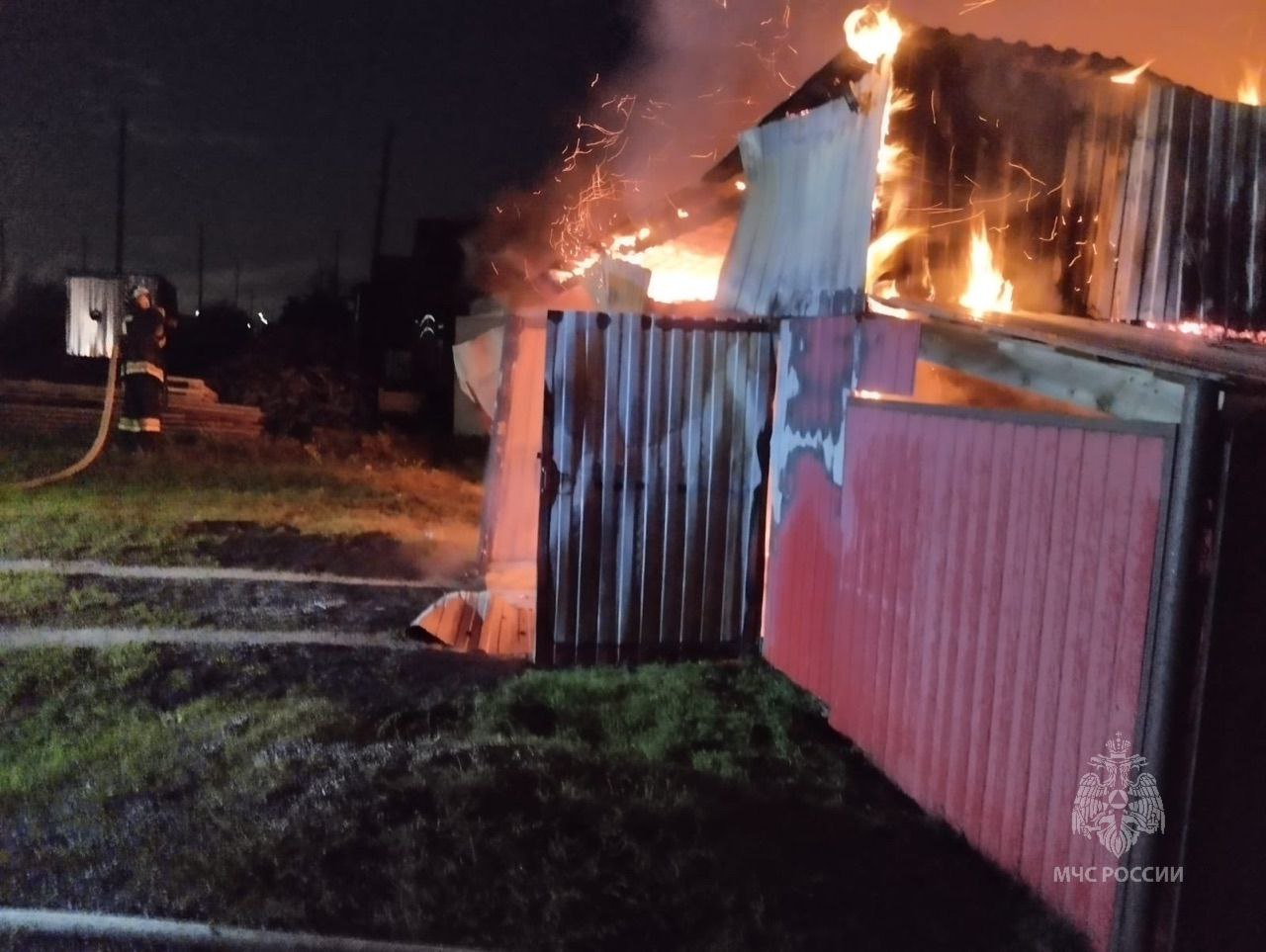 Приехали… огонь уничтожил гараж и две машины  Сегодня около 5 часов утра в н.п. Краснотуранск короткое замыкание в гараже привело к крупному пожару. Сгорело само здание гаража, в котором находились легковой автомобиль HAVAL и УАЗ-3303. Также огонь повредил стены и потолок бани. Общая площадь составила 104 кв. м. В пожаре пострадал мужчина.     С огнем боролись 6 человек, 2 единицы техники. За два часа они потушили пожар.   ‍ ‍ ‍  в очередной раз напоминает:   лампочка «замигала» - вызови электрика;  не включай в сеть сразу много  энергопотребителей;  прокладку проводов доверяй только профессионалам.    Безопасность начинается с тебя