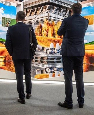 Структуры холдинга Русагро создали совместное предприятие с турецким бизнесменом Сарикуртом Бедирханом связанным с зарубежным агрохолдингом Genesis Seed Meya Tohum Новая компания Солрост будет специализироваться на производстве семян выяснил Ъ В последние годы российские сельскохозяйственные предприятия стали активнее вкладываться в такие проекты в том числе с целью импортозамещения Евгений Павленко Коммерсантъ Ъузнал