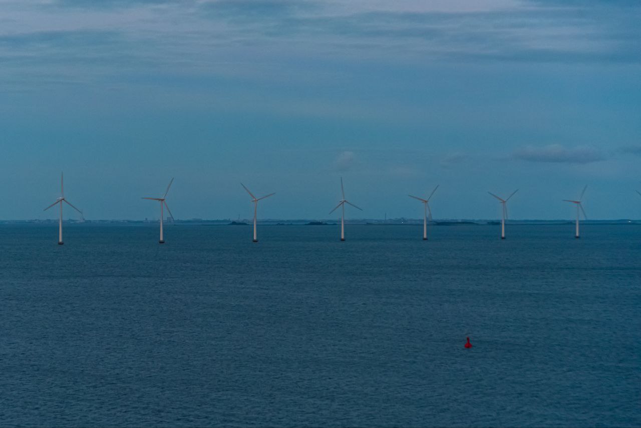 Течения Азовского моря могут стать источником дешевой и экологичной электроэнергии Ученые Южного научного центра РАН рассматривают возможность применения бесплотинных гидроэлектростанций которые используют энергию морских течений Как отметил исследователь Клим Григоренко в узостях Таганрогского залива ежедневно возникают течения со скоростями до 0 5 м с Анализ данных показал что движение вод определяется не только ветром но и компенсаторными течениями Эти данные помогут точнее оценить процессы переноса веществ и разработать технологии использования энергии моря Югополис Прислать фото или видео