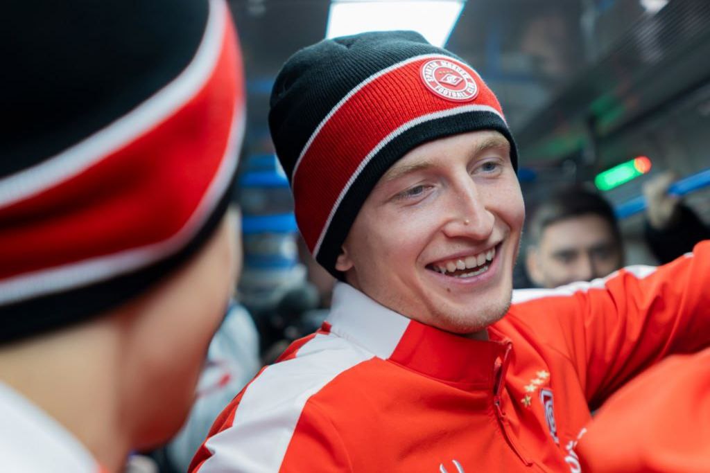 Валерий Карпин У Садулаева Комличенко Черникова Литвинова есть ушибы микроповреждения Главный тренер сборной России по футболу Валерий Карпин прокомментировал МатчТВ физическое состояние ряда игроков российской национальной команды Баринов и Сильянов не сыграют Дима получил травму Сильянов приезжал провели обследование но поняли что он нам не помощник Сафонов прилетит сразу в Санкт Петербург У Садулаева Комличенко Черникова Литвинова есть ушибы микроповреждения дали им паузу