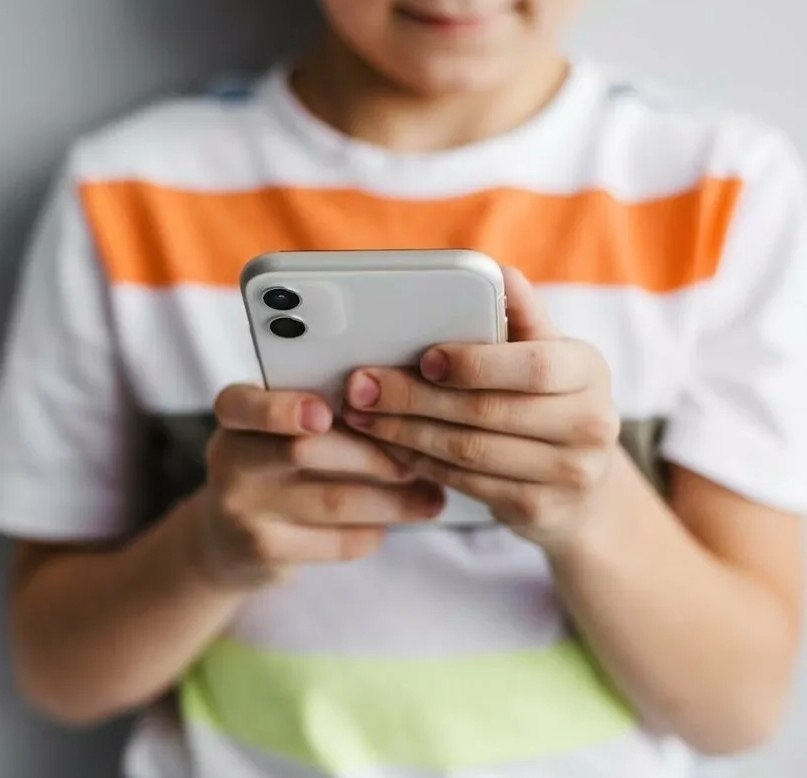 Правоохранители составили перечень фраз которые помогут детям распознавать попытки обмана Среди наиболее опасных срочно нужно перевести деньги никому не говори родители попали в беду помоги прямо сейчас назови номер карты мамы или папы передай код который придёт на телефон Отмечается что злоумышленники нередко представляются сотрудниками образовательных учреждений чтобы вызвать доверие