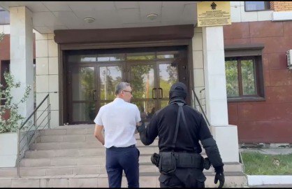 Начальника управления капстроительства Бурятии Анатолия Урбанова задержали по подозрению в превышении должностных полномочий. Дело связано с реконструкцией здания для Театра кукол "Ульгэр". Подробнее – на Бабре #бурятия