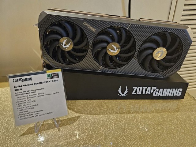 Nvidia признала «редкую проблему» недостачи вычислительных блоков у GeForce RTX 5090 и RTX 5070 Ti  Компания Nvidia признала, что некоторые видеокарты GeForce RTX 5090/RTX 5090D, уже поставленные на рынок, оказались оснащены дефектными графическими процессорами GB202, у которых не хватает 8 блоков растеризации  ROP . Компания также сообщила, что проблема затронула и модели RTX 5070 Ti.  Ранее сообщалось, что некоторые владельцы видеокарт GeForce RTX 5090/RTX 5090D от Zotac, MSI, Gigabyte и Manli пожаловались на то, что в графических процессорах их ускорителей не хватает блоков растеризации. Вместо положенных 176 ROP их карты имеют только 168 этих блоков. Поскольку ROP являются одними из ключевых компонентов видеокарты, их отсутствие негативно сказывается на производительности GPU. Тесты портала TechPowerUp показали, что Zotac GeForce RTX 5090 Solid с недостачей ROP уступает по игровой производительности даже эталонной RTX 5090 Founders Edition.