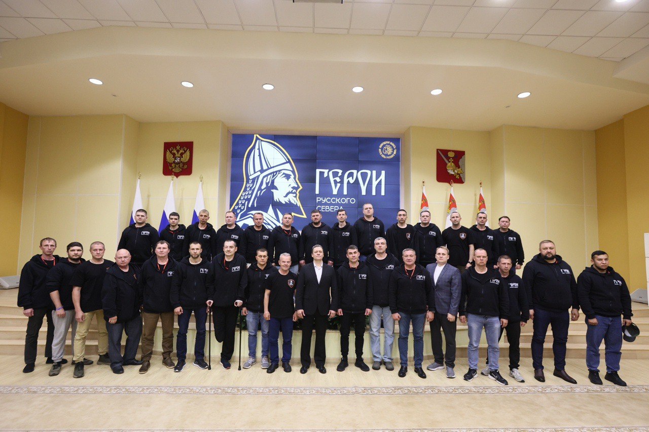 У проекта «Герои Русского Севера» появился гимн Проект «Герои Русского Севера», региональный аналог федеральной инициативы «Время Героев», обрел свой гимн. Торжественная и вдохновляющая композиция посвящена участникам проекта, их силе духа и мужеству. «Послушайте, это мощно. Благодарю наших воинов за внимание к нашим усилиям, за оценку работы и поддержку», — поделился глава региона. Текст гимна отражает ключевые ценности проекта: честь, силу, отвагу и единство. В нем говорится о 35 молодых людях, которые, как одна семья, стремятся к новым достижениям, преодолевают испытания и становятся опорой для Вологодчины. «Герои Русского Севера! Вперед, к вершинам славы! Сильны духом, бравы! Элита завтрашнего дня!» – такие строки задают тон всей композиции. Гимн стал еще одним шагом к сплочению команды и укреплению духа проекта. Правительство Вологодской области