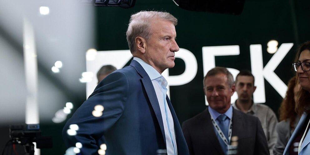 Председатель правления Сбербанка Герман Греф заявил, что показатель защиты денежных средств клиентов по итогами 2024 года составил 99,9%  Однако в этом вопросе, отметил он, не стоит забывать о «соревновании снаряда и брони», тем более, что сейчас приходится противостоять киберармиям Украины и США  Против нас последние годы воюют киберармия Украины, киберармия США. Поэтому это очень сильные противники. Поэтому мы будем делать все для того, чтобы оставаться на высоте, никогда не допустить потери данных  В целом, говоря о кибербезопасности, господин Греф обратил внимание на курсы информатики, которые преподают в школах  По его словам, они «ничего не имеют» общего с теми цифровыми навыками, которые нужны сейчас  Он считает, что кибербезопасность должна стать обязательным предметом для изучения в школах    Подписаться