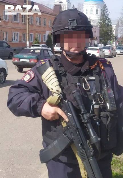 Подполковник полиции в Курской области устроил нелегальный бизнес по перепродаже краденного оружия - автоматов, пистолетов, гранат и гранатомётов, - утверждает «База» Ссылаясь на данные следствия, издание сообщает, что в августе 2024-го 43-летний подполковник, начальник отдела участковых уполномоченных полиции и по делам несовершеннолетних Игорь Д., вместе с неустановленными военнослужащими решил организовать бизнес по продаже оружия. Как считают следователи, в феврале 2025 полицейский с подельниками украли из Белгородской и Курской областей, а также с территории Харьковской области Украины не менее пяти пистолетов Макарова, пяти автоматов Калашникова АК-74, пятнадцати выстрелов осколочных гранатомётных ВОГ-25, пяти гранат Ф-1, двух противотанковых гранатомётов РПГ-18. Мужчина выдал следователям несколько тайников. 29 мая в одном из них обнаружили один автомат Калашникова АК-12 с подствольным гранатомётом, 30 подствольных гранат, один ручной гранатомёт РШГ-2, 6 гранаты Ф-1 и ещё несколько гранат и запалов вместе с патронами. 28 мая на подполковника возбудили уголовное дело по статье «Хищение либо вымогательство оружия, боеприпасов, взрывчатых веществ и взрывных устройств» ст. 226 УК РФ . Следователи пытаются выйти на его подельников. Если мужчину признают виновным, ему грозит до 15 лет лишения свободы. ПОДПИСАТЬСЯ ПРЕДЛОЖИТЬ НОВОСТЬ
