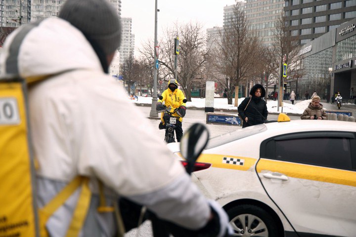 В Госдуме предложили запретить курьерам гонять по тротуарам Пешеходам все чаще приходится уворачиваться от доставки Депутаты предложили Минтрансу запретить курьерам ездить на электровеликах и самокатах по тротуарам Парламентарии уверены если закон примут на тротуарах станет спокойнее А вы поддержали бы такой запрет   Подпишитесь на Абзац TG VK Дзен MAX Rutube
