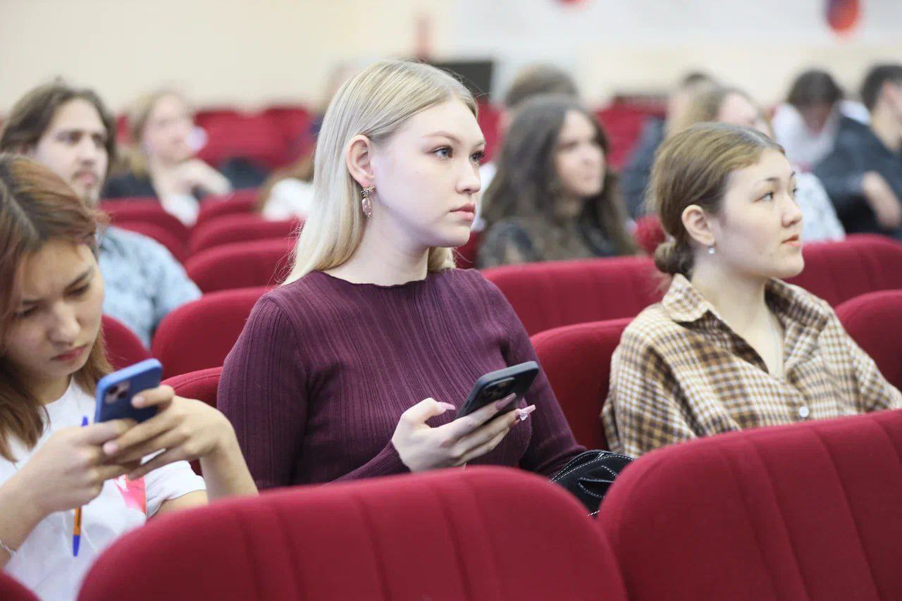 Дети используют планшеты и смартфоны для общения, учёбы, поиска информации и игр, не подозревая об опасностях, которые ждут их в Интернете Минцифры России при участии Альянса по защите детей в цифровой среде обновило информацию, предназначенную для родителей на портале Госуслуг. С помощью этой памятки родители могут лучше узнать, как защитить своих детей от мошенников. В памятке представлены бесплатные сервисы и материалы по цифровой безопасности. Также родители на Госуслугах могут найти инструкции, как сделать пребывание детей в Интернете безопасным: настроить поисковые системы, отладить фильтр сайтов. Подписывайтесь:
