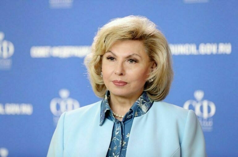 Украина не принимает обратно своих эвакуированных граждан Шесть граждан Украины были эвакуированы из зоны боевых действий в Сумской области но теперь они стремятся вернуться домой По словам уполномоченного по правам человека в России Татьяны Москальковой Москва не против их возвращения Однако украинская сторона пока их не принимает Вопросы остаются почему Киев не забирает своих граждан Конфликтные ситуации подобные этой показывают как непросто бывает гармонизировать отношения между государствами в условиях текущей политической обстановки