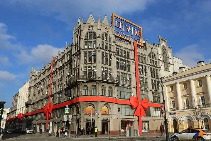 В 2025 году у московского ЦУМа впервые за четыре года увеличились доходы До этого выручка одного из крупнейших люксовых торговых центров Москвы непрерывно падала с 2022 года когда прямые продажи и поставки товаров в Россию прекратили Dior Chanel Louis Vuitton Hermès и другие западные модные дома Лишь по итогам прошедшего года ЦУМ смог вернуться к росту выручка ОАО ТД ЦУМ увеличилась на 22 до 3 9 млрд руб следует из бухгалтерской отчетности компании Владелец торгового дома крупнейший в России продавец товаров роскоши группа Mercury тоже зафиксировал в 2025 году рост доходов хоть и не такой заметный оборот вырос на 3 6 до 90 4 млрд руб В последние годы московским торговым центрам ориентированным на продажу одежды и аксессуаров высокого ценового сегмента ювелирных украшений часов и других предметов роскоши пришлось непросто ЦУМ ГУМ Времена года трансформировались перестраивали систему закупок искали новых арендаторов на замену ушедшим брендам