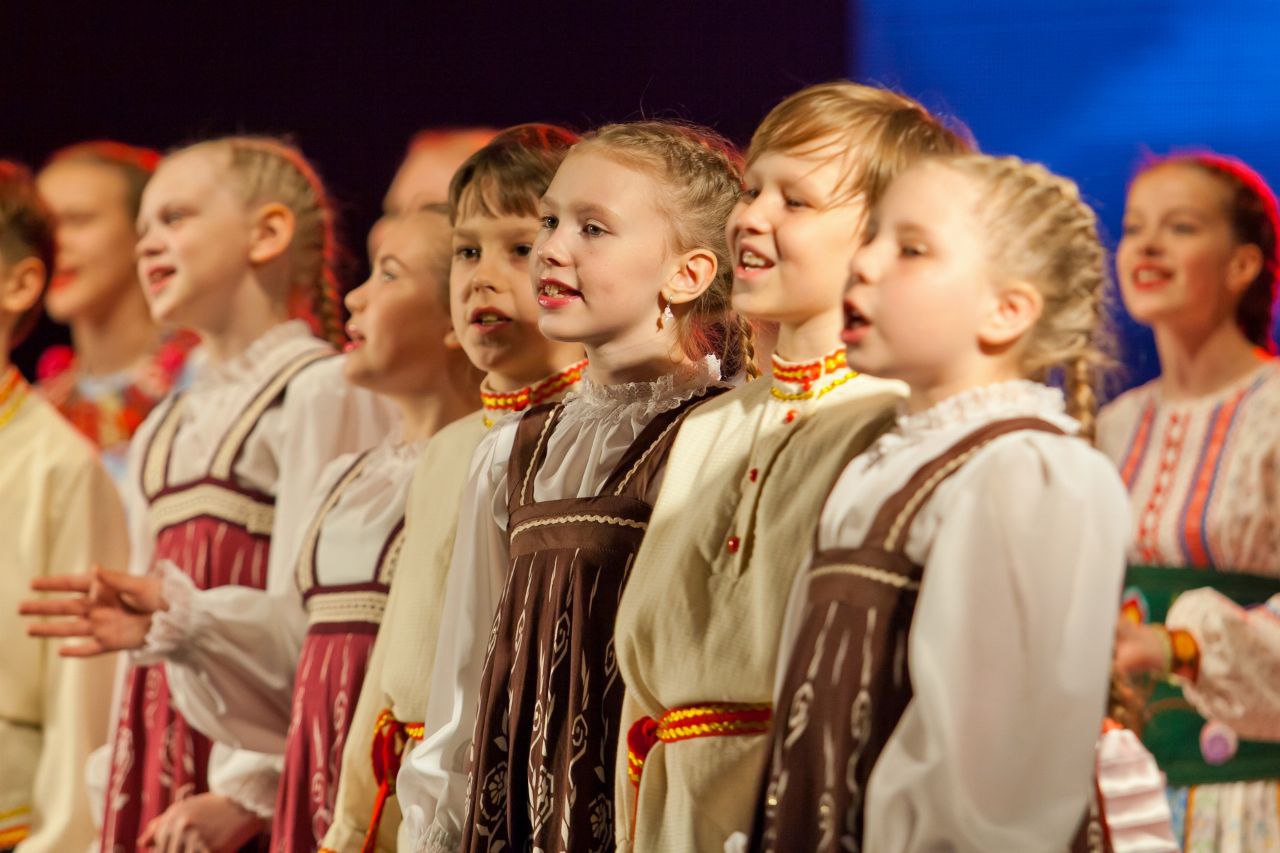 Концерт Музыкальные истории Победы можно смотреть не выходя из дома Премьера проекта состоялась к 80 летию Победы программу составили всем известные военные песни Их исполняют юные артисты фолк шоу группы Озорное колесо Уральский русский оркестр и солист Урал Оперы Олег Бударацкий Сегодня 19 февраля концерт состоится вновь в Уральском центре народного искусства 6 А мы покажем трансляцию в группе Культура Урала в Одноклассниках Начало в 19 00 екб Культура Урала