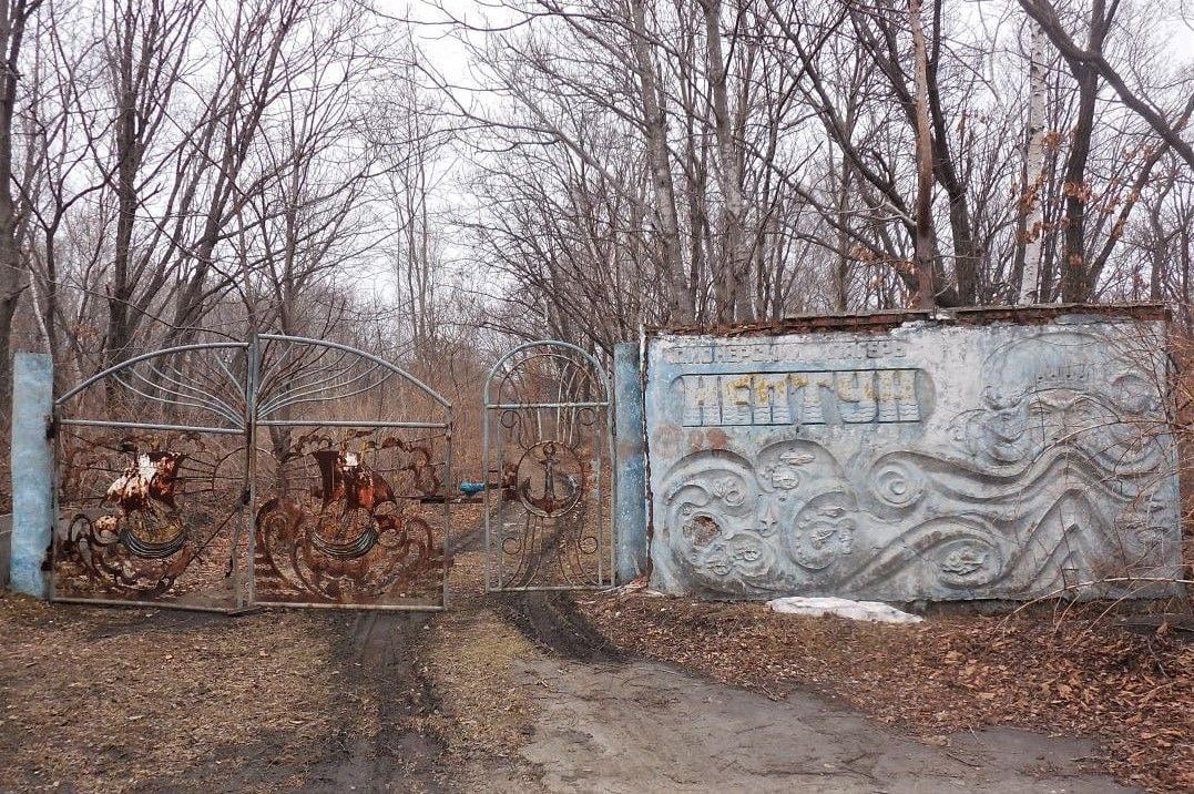 Прокуратура будет оспаривать решение суда по детскому лагерю "Лесная Поляна"  Приморский краевой суд отменил предыдущее решение и отказал прокурору вернуть в собственность Владивостокского городского округа земельные участки площадью более 11,8 га и имущество детского лагеря с профилакторием "Лесная Поляна", которые раньше принадлежали производственному объединению "Строитель".  Однако прокуратура не согласна с таким решением и планирует продолжить борьбу. После получения полного текста решения апелляции, прокуратура обжалует его в Девятом кассационном суде общей юрисдикции.