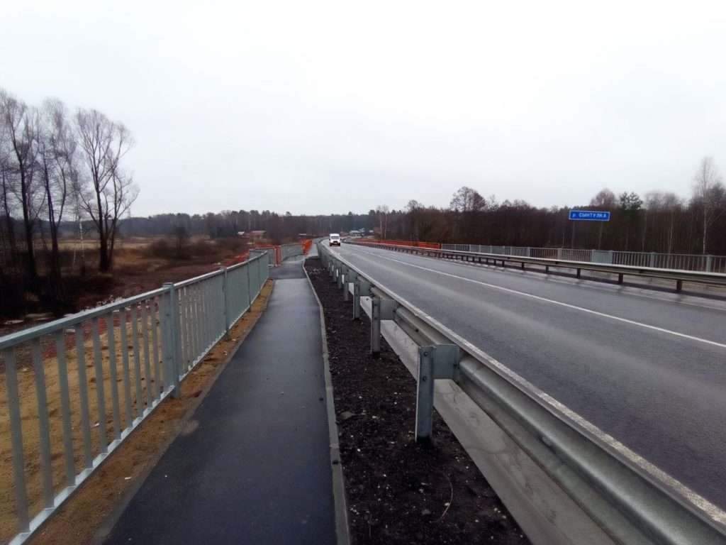 Рязанская область вошла в число лучших регионов по выполнению программ развития дорожной сети Вице губернатор Рязанской области Артем Бранов в режиме видеоконференцсвязи принял участие в заседании президиума штаба Правительственной комиссии по региональному развитию в России которое провел заместитель Председателя Правительства РФ Марат Хуснуллин Об этом сообщается на сайте регионального правительства На заседании обсуждались вопросы финансирования и ввода объектов в рамках реализации национального проекта Инфраструктура для жизни и государственной программы Строительство Речь шла о строительстве жилья приведении в нормативное состояние автомобильных дорог и других важных для граждан темах Марат Хуснуллин подчеркнул В 2025 году строительная отрасль показала достойные результаты по многим направлениям Крайне важно в этом году удержать такие же темпы Объем жилья в стадии строительства в январе сохранился на высоком уровне 116 млн кв метров что на 2 больше чем в прошлом году Такж