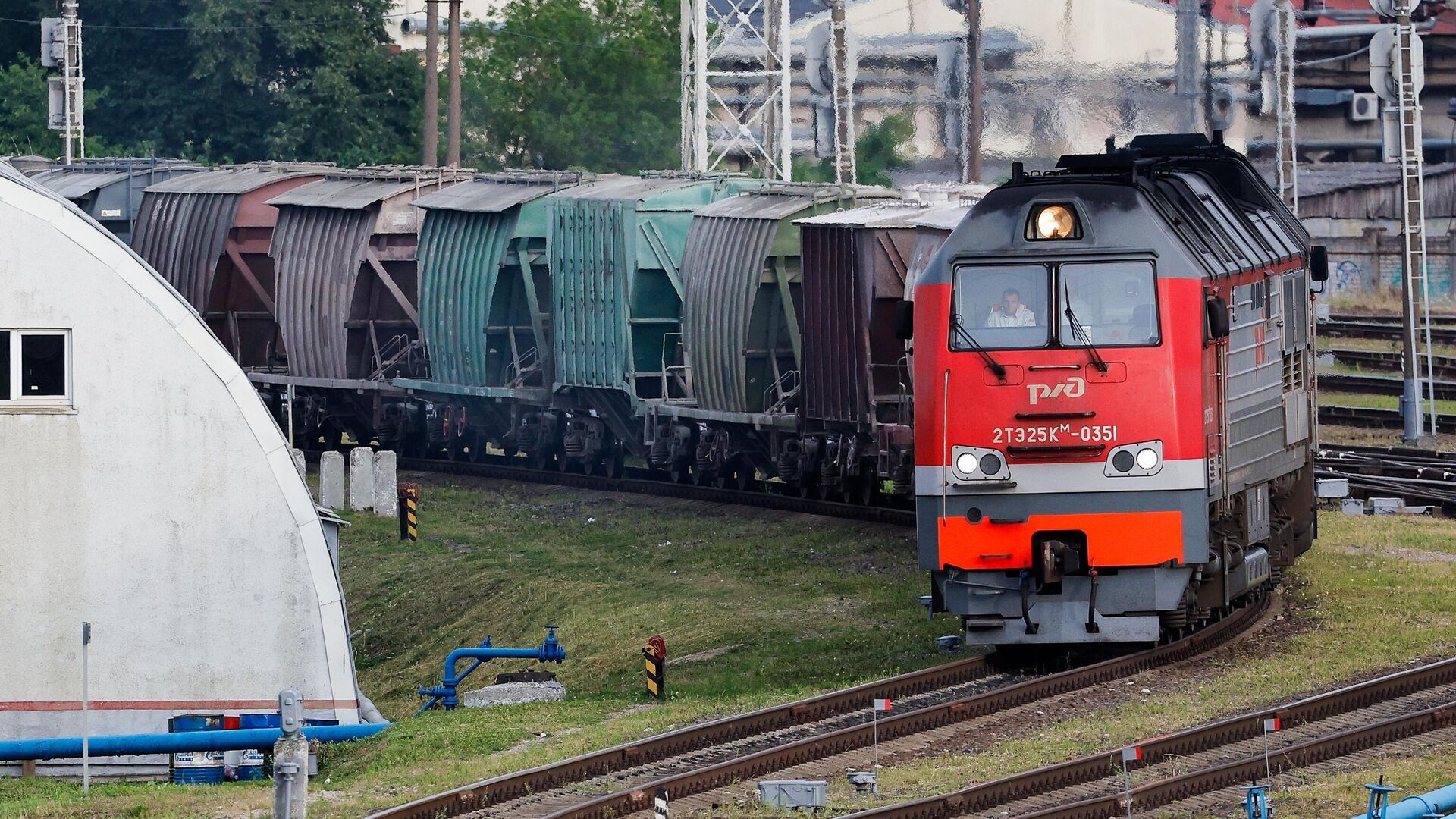 В январе-мае перевозки контейнеров на Куйбышевской железной дороге выросли на 7% За январь-май 2025 года на Куйбышевской магистрали количество контейнеров, отправленных во всех видах сообщения, составило 102,5 тыс. ДФЭ, что на 7% больше, чем за аналогичный период 2024 года. Количество груженых контейнеров, отправленных во всех видах сообщения, увеличилось на 8,6% и составило 62,7 тыс. ДФЭ. Дорогой перевезено: - химикатов и соды – 46,7 тыс. ДФЭ +9,9% к уровню января-мая 2024 года ; - остальных и сборных грузов – 3,2 тыс. ДФЭ рост более чем в полтора раза ; - жмыхов – 2,2 тыс. ДФЭ +4,6% ; - химических и минеральных удобрений – 2,1 тыс. ДФЭ +18,7% ; - нефти и нефтепродуктов – 2 тыс. ДФЭ рост более чем в 4,5 раза . #МинтрансРБ #РЖД #ПеревозкиРЖД