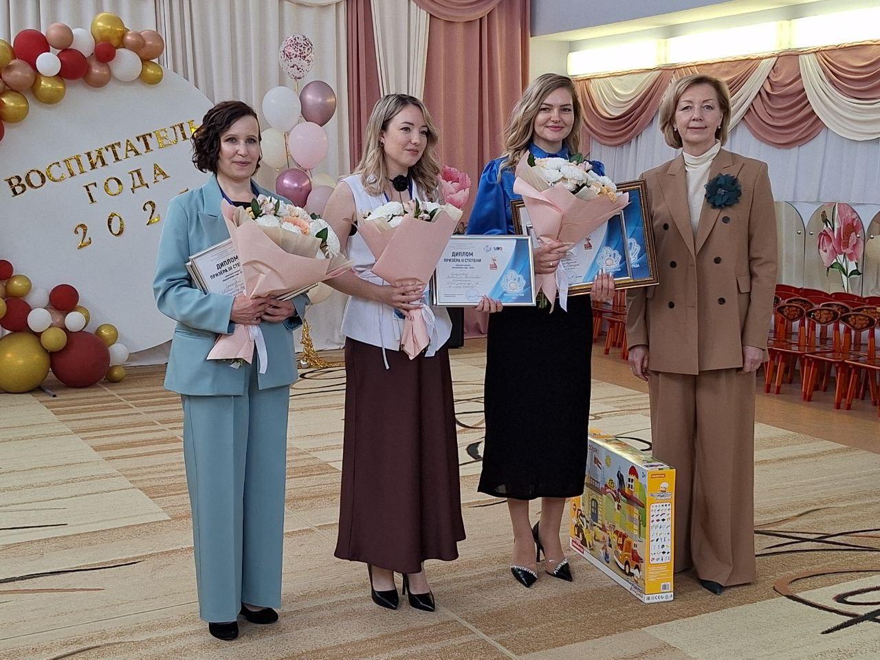 Оксана Куренкова — Воспитатель года! В Ульяновской области подвели итоги регионального этапа конкурса «Воспитатель года — 2025». В нём приняли участие 18 педагогов. По результатам всех испытаний победителем признана педагог инзенского детского сада №4 «Черёмушки» Оксана Куренкова. Теперь Оксане Валериевне предстоит представить регион на всероссийском этапе состязания. Призерами второй и третьей степени стали воспитатель ульяновского детского сада №135 Анжелика Сундукова и старший воспитатель ульяновского детского сада №101 Юлия Орехова.