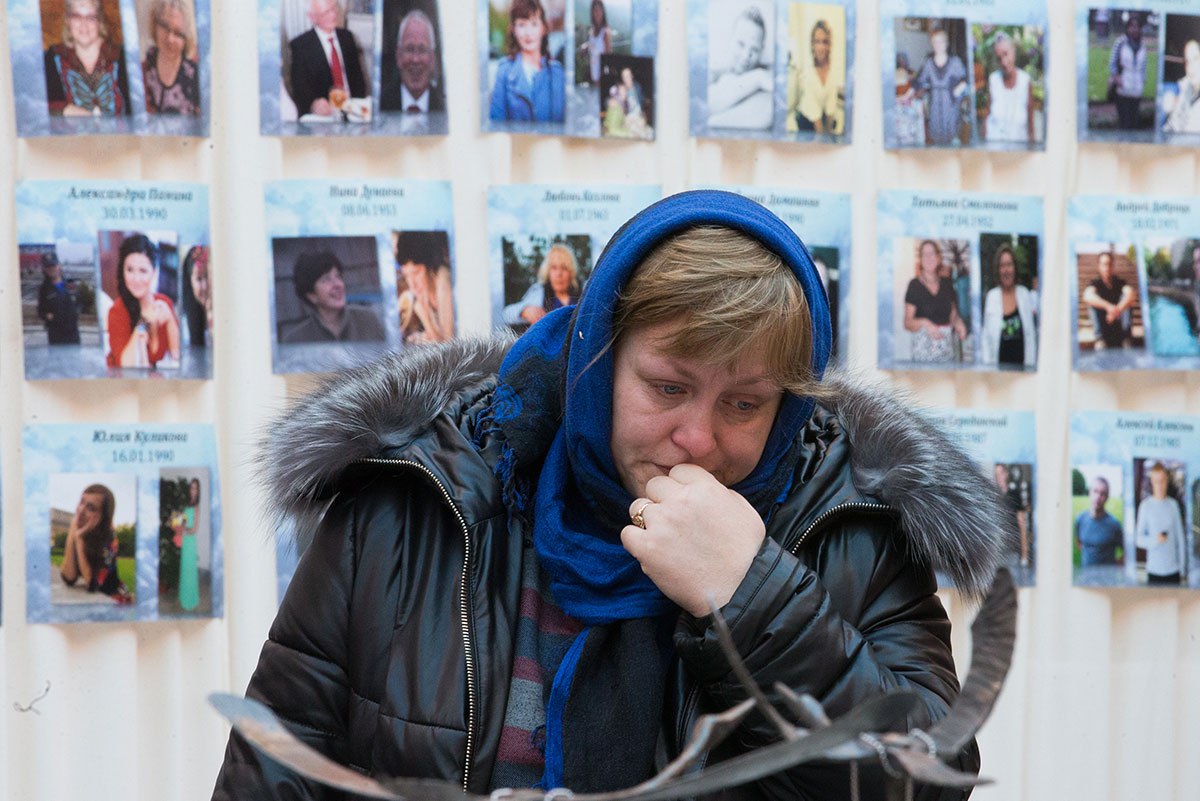 Не было и секунды чтобы мы не горевали родные погибших над Синаем о том как прошли 10 лет с момента катастрофы Утром 31 октября 2015 года в 06 50 по московскому времени авиалайнер Airbus A321 231 российской авиакомпании Когалымавиа вылетел из аэропорта египетского Шарм эль Шейха в Санкт Петербург Спустя 23 минуты самолет перестал подавать сигналы и пропал с радаров В тот же день на Синайском полуострове были обнаружены обломки фюзеляжа багаж а затем и тела погибших Жертвами авиапроисшествия стали 224 человека 7 членов экипажа и 217 пассажиров из них 25 детей Вскоре стало известно это был теракт Трагедия над Синаем до сих пор считается самой масштабной с участием россиян за всю историю авиасообщений И самой таинственной все еще не ясно кто именно и как пронес и заложил на борт бомбу Расследование продолжается раз в полгода семьи погибших получают уведомление об этом из Следственного комитета но реальных подвижек нет Это выглядит как издевательство над потерпевшими говорят Сергей Семенович и Алевтина Михайловна Миханьковы дедушка и бабушка той самой Дарины Громовой 10 месячной малышки фото которой с подписью Главный пассажир стало символом теракта над Синаем На десятилетнюю годовщину у братской могилы на Серафимовском кладбище в Санкт Петербурге где установлен памятник рейсу 7К 9268 и захоронены 715 фрагментов тел которые так и не удалось опознать соберутся семьи погибших О том как сегодня живут люди потерявшие самое дорогое что у них было и что помогает им находить силы и смыслы в нашем материале Подписывайтесь на нашу еженедельную e mail рассылку