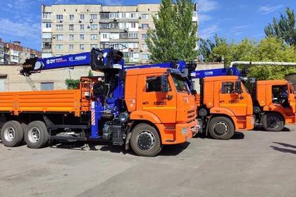 Предприятие «Донбасстеплоэнерго» ДНР закупило три крановых установки  Новая спецтехника будет передана в Енакиево, Харцызск и Макеевку. Об этом сообщили в Министерстве строительства и ЖКХ ДНР.  Благодаря краново-манипуляторным установкам специалисты «Донбасстеплоэнерго» смогут более оперативно выполнять аварийно-восстановительные работы – краново-манипуляторная установка имеет грузоподъемность восемь тонн с вылетом стрелы крана восемь метров и является эффективным механизмом для подъема и перемещения тяжеловесных грузов, - рассказали в Минстрое.