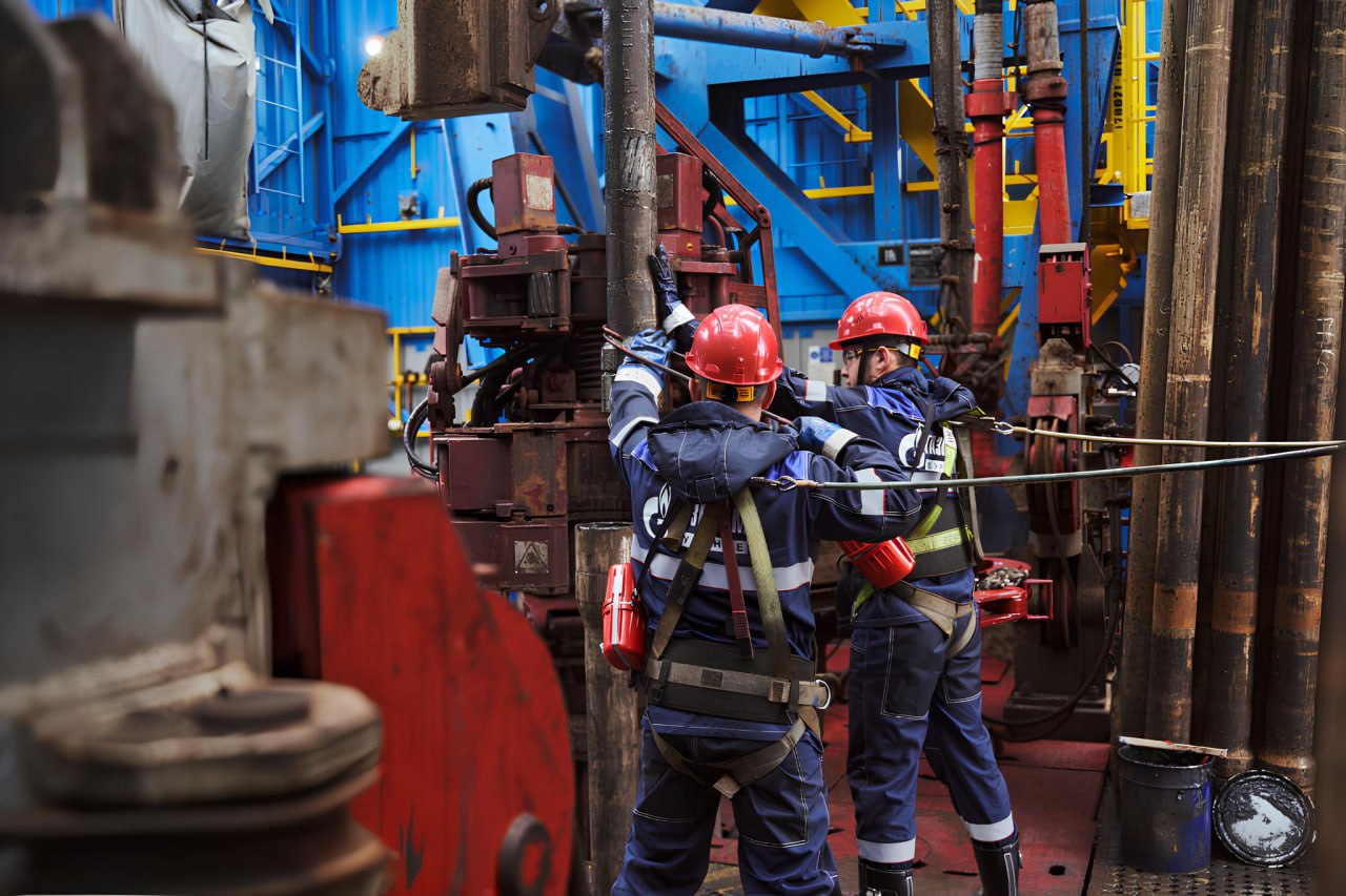 "Газпром нефть" будет бурить по-крупному "Русгазбурение", крупный буровой подрядчик "Газпрома", перешел в доверительное управление "Газпром нефти", следует из данных ЕГРЮЛ. Генеральным директором компании с 30 апреля назначен Алексей Огородов, который с 2021 года возглавлял "Газпромнефть-Ноябрьскнефтегаз", а затем департамент по технологическому развитию "Газпром нефти". Компания "Русгазбурение" была зарегистрирована в 2018 году. С момента создания компания стремительно развивалась: если по итогам 2019 года выручка компании достигла 9,3 млрд рублей, то за 2024 год — уже 89 млрд рублей. Компания является подрядчиком крупных месторождений "Газпрома", в том числе Южно-Русского, Харасавэйского, Уренгойского и Ковыктинского. РБК в 2020 году писал, что поддержку развитию "Русгазбурения" оказывал другой крупный подрядчик "Газпрома" — "Газпром бурение", который выступал поручителем и гарантом при привлечении финансирования, а также арендовал у компании буровые установки и другую технику. Сейчас флот "Русгазбурения" насчитывает 16 буровых установок и 1 флот ГРП. В 2019 году "Русгазбурение" приобрело у "Газпром бурения" и ряд активов. В марте 2025 года "Интерфакс" со ссылкой на источники сообщал, что "Газпром бурение" может перейти от "Газпрома" к его нефтяной дочке — "Газпром нефти". В ЕГРЮЛ скрыты сведения о текущем бенефициаре компании. "Газпром бурение" и "Русгазбурение" реализуют контракты по всему циклу строительства скважин на условиях раздельного сервиса и генерального подряда.