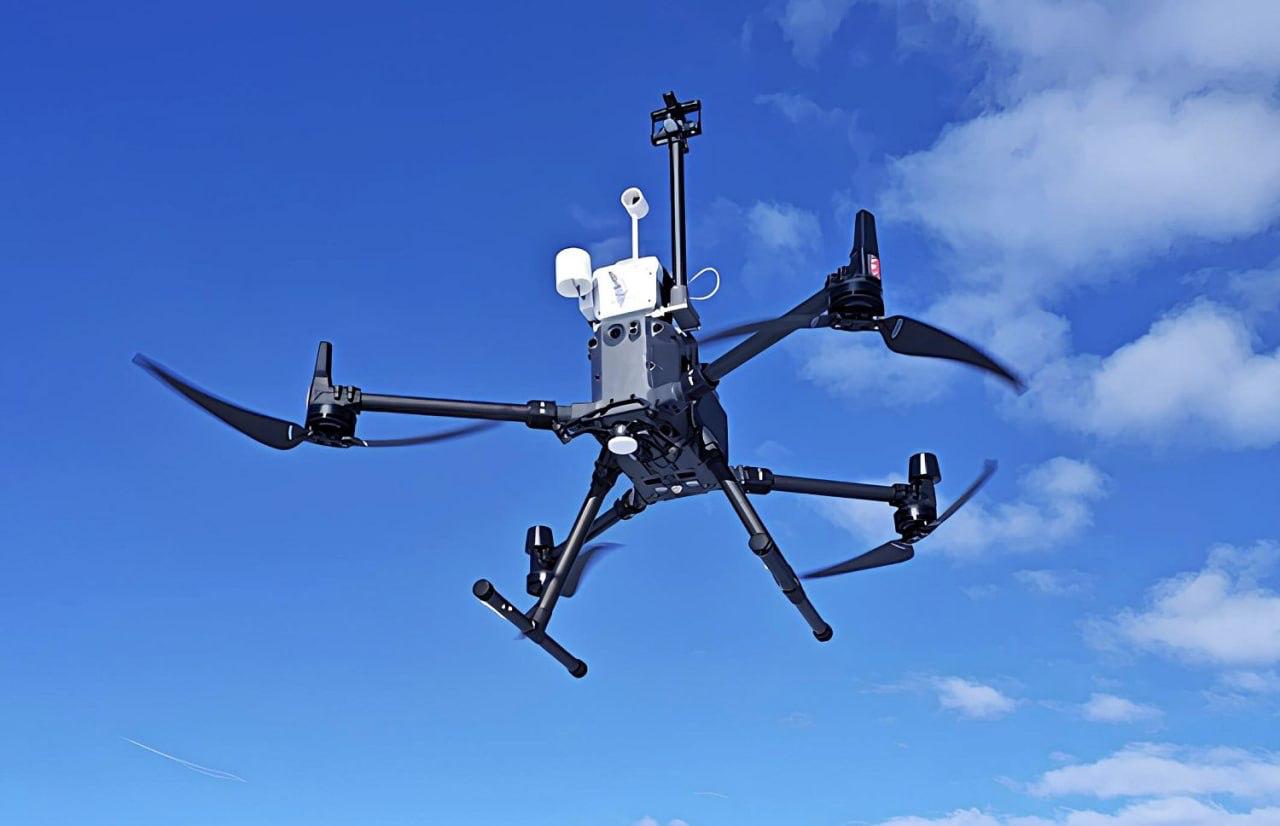 В Москве опробовали экомониторинг воздуха с беспилотников Холдинг Российские космические системы РКС завершил в Москве пилотное тестирование технологии динамического мониторинга климатически активных и опасных веществ в воздухе с использованием группы беспилотников сообщил РКС Принимая во внимание требования столичных властей к уровню безопасности жителей и запрет на полеты беспилотников над Москвой специалисты Российских космических систем создали имитационную модель для проверки Пилотная эксплуатация проходила с мая по ноябрь 2025 года на высокотехнологичной образовательной площадке Воробьевы горы сказано в сообщении За время эксплуатации система автоматически измеряла параметры окружающей среды Москвы определяя местоположение источника загрязнения с погрешностью до 0 5 метра Время выдачи результата при каждом замере составило менее минуты По итогам исследований Департамент предпринимательства и инновационного развития столицы принял решение о включении разработки в Реестр инновационных решений о масштабировании и дальнейшем развитии проекта В РКС сообщили что разработка предназначена для анализа экологической обстановки городов и предполагает измерение параметров атмосферы на обширных площадях и различных высотах с временными интервалами от нескольких часов до нескольких суток с использованием группы беспилотных летательных аппаратов Каждый БПЛА оснащается несколькими газоанализаторами способными распознавать различные типы опасных веществ и имеет свое маршрутное задание При этом все аппараты объединяются в сеть с помощью специальных приемо передающих модулей Технология поможет прогнозировать развитие экологической ситуации в городе в короткие сроки выявлять источники загрязнений и оперативно устранять их последствия сообщили в холдинге В 2026 году РКС продолжит апробацию технологии на промышленных площадках и объектах городской инфраструктуры с высокими экологическими рисками ассоциацияцентризыскания сроцентрпроектирования инженерныеизыскания проектирование proektirovschiki izyskateli sro ciz ru sro cp ru izyskateli info