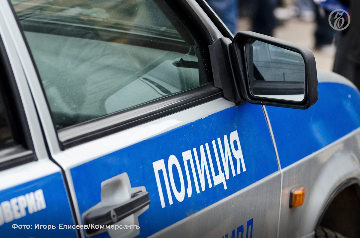Пьяный житель поселка в Ленобласти стрелял по детям из страйкбольного оружия В поселке Починок под Приозерском 22-летний молодой человек, находясь в состоянии алкогольного опьянения, выстрелил из страйкбольного оружия по детям. Инцидент произошел из окна дома 31-2 по улице Леншоссе. По данным ГУ МВД РФ по Петербургу и Ленобласти, прибывшие на место полицейские задержали мужчину. На него составили протокол об административном нарушении по ст. 20.25 КоАП РФ. В результате происшествия никто не пострадал. Оружие изъято. Решается вопрос о возбуждении уголовного дела.