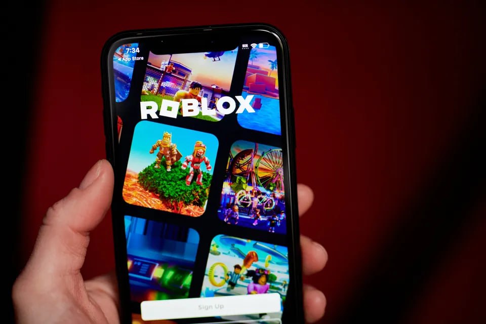 На этой неделе Roblox запускает инструменты для проверки возраста по фотографии RBLX Roblox Corp начала просить пользователей подтверждать свой возраст с помощью фотографий перед тем как общаться с друзьями или незнакомыми людьми Это еще один шаг направленный на повышение безопасности на популярной платформе видеоигр С вторника компания вводит добровольную проверку возраста по лицу Пользователи могут поделиться фотографией или видео своего лица Компания заявила что ее поставщик Persona удаляет изображения после обработки К началу января все пользователи должны будут пройти проверку возраста если они хотят общаться с другими на платформе jkinvest news jkinvest