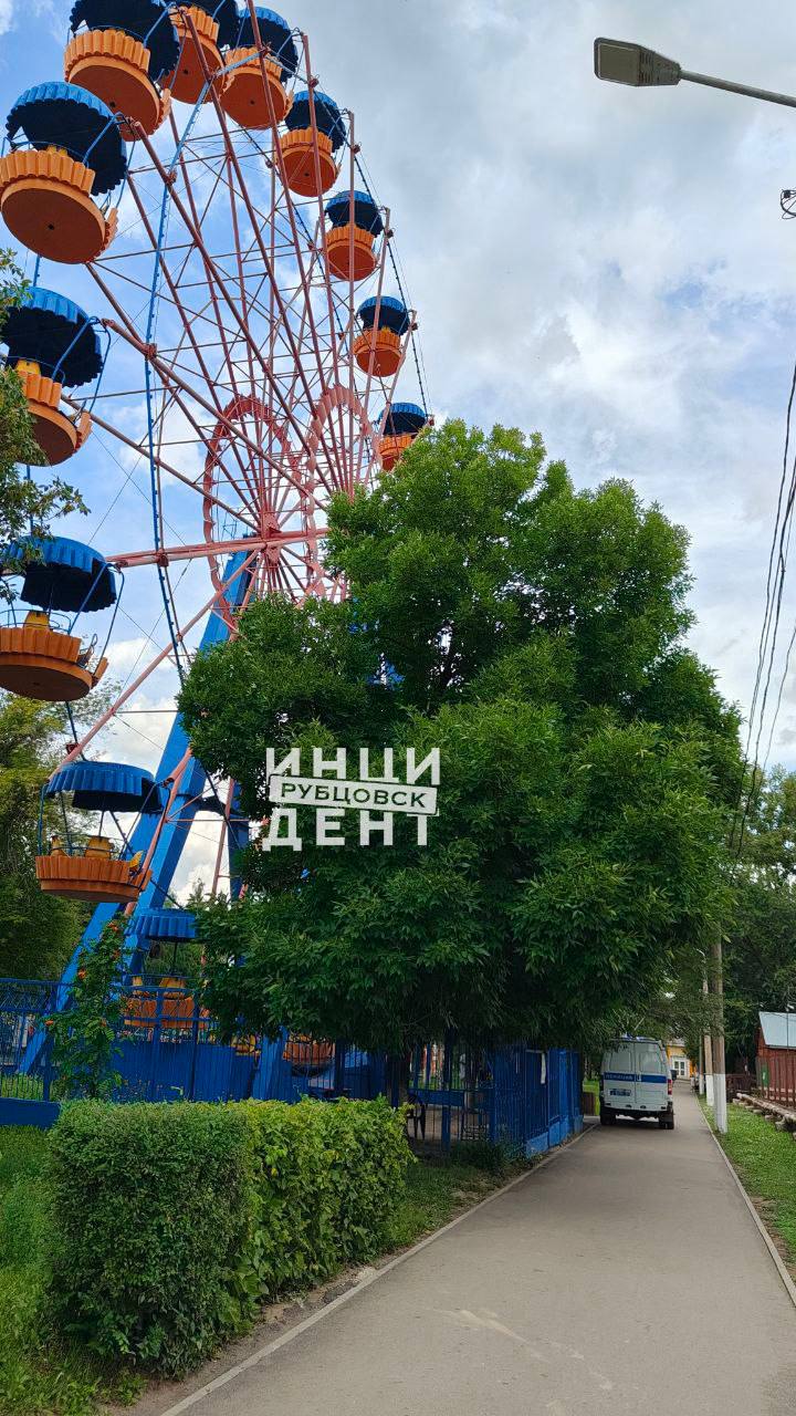 Женщина упала с колеса обозрения в Рубцовске Об этом сообщают местные СМИ. Со слов очевидцев, женщина поднялась в кабине на самый верх и упала. Подробности происшествия выясняются. фото: Инцидент Рубцовск ТОЛК